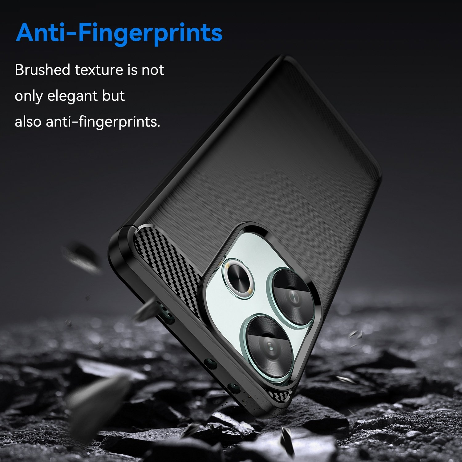 Funda de teléfono negra con textura cepillada, en ángulo para mostrar el área de la cámara. Texto: 'Anti-Huellas'.