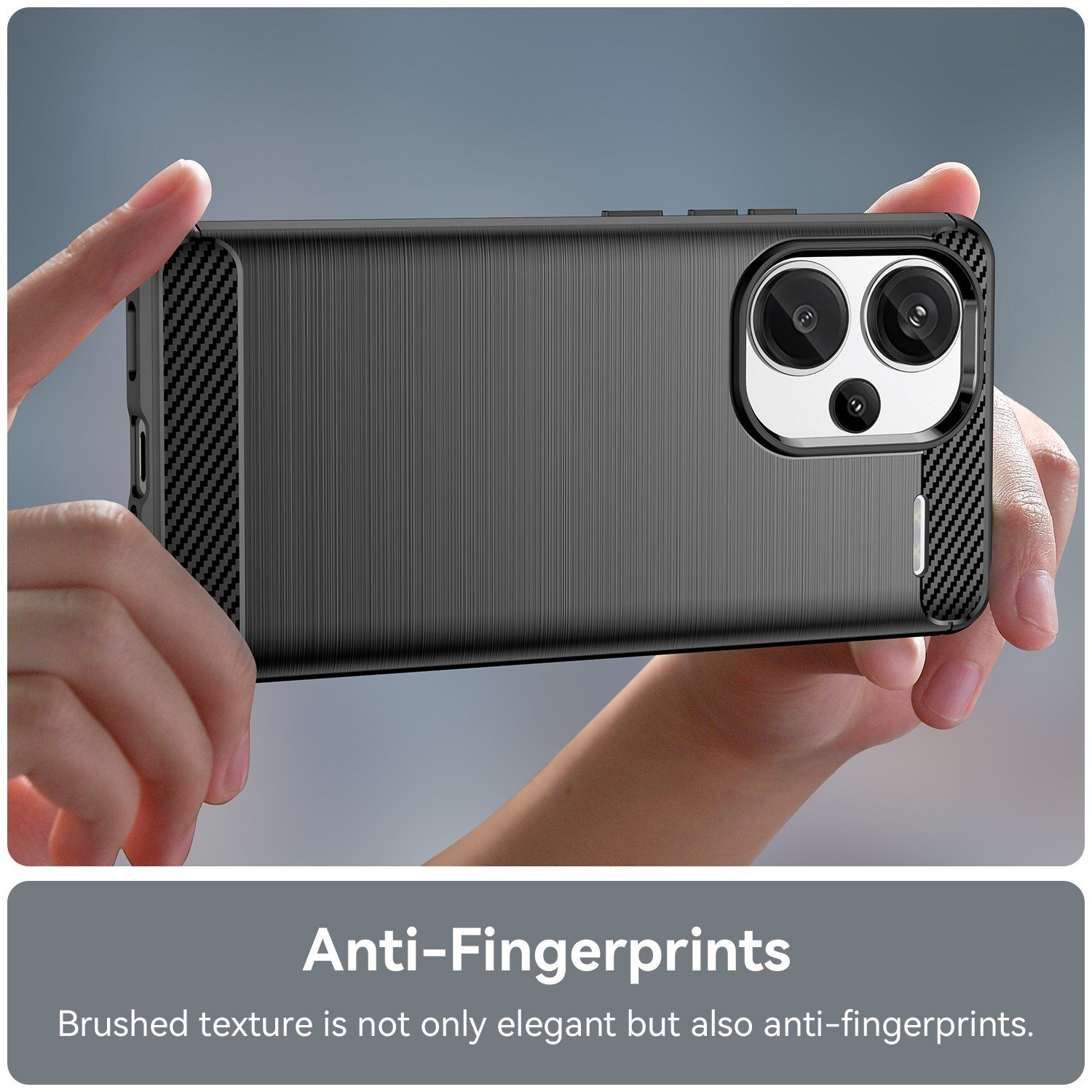 Manos sosteniendo un teléfono con funda negra, mostrando textura cepillada y detalles de fibra de carbono.