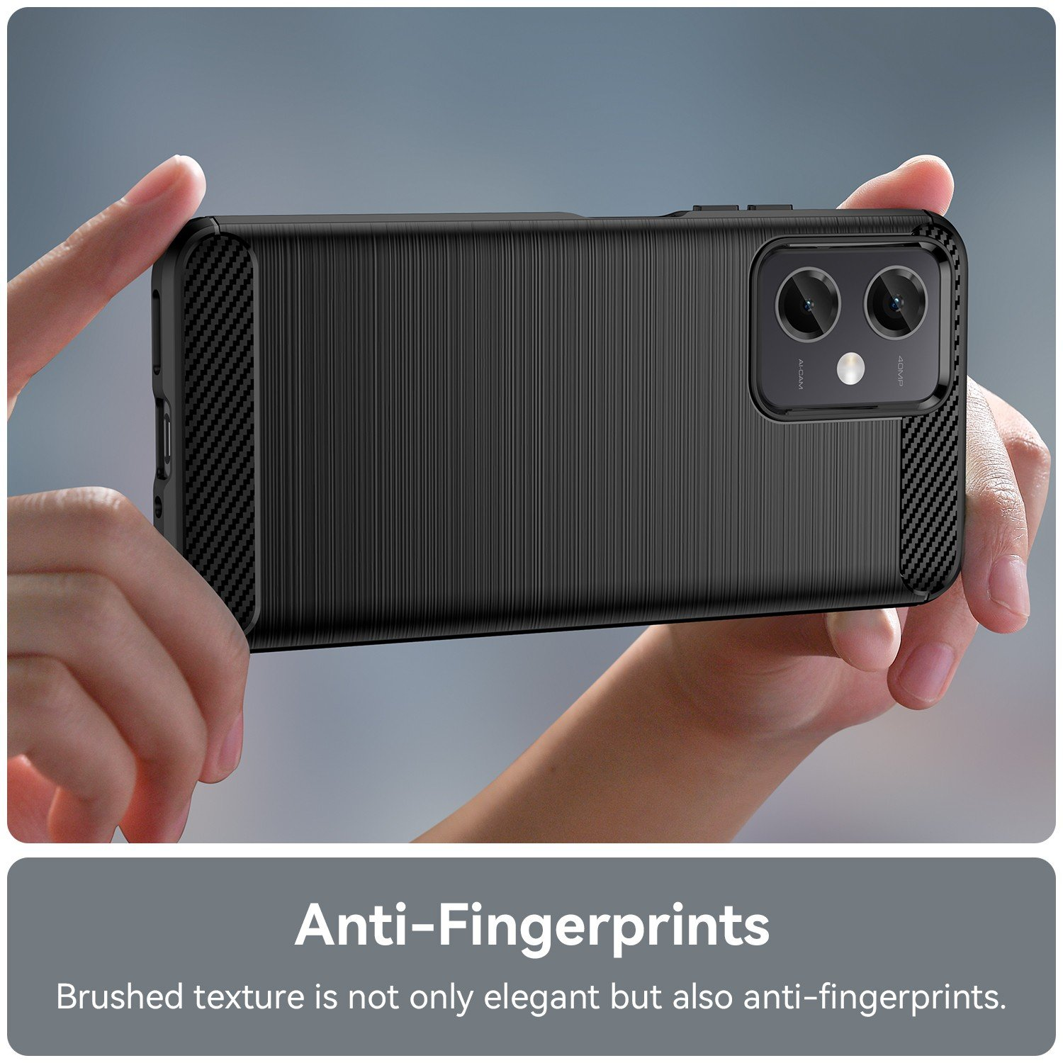 Mano sosteniendo una funda negra con textura cepillada. La parte trasera tiene un diseño de cámara.