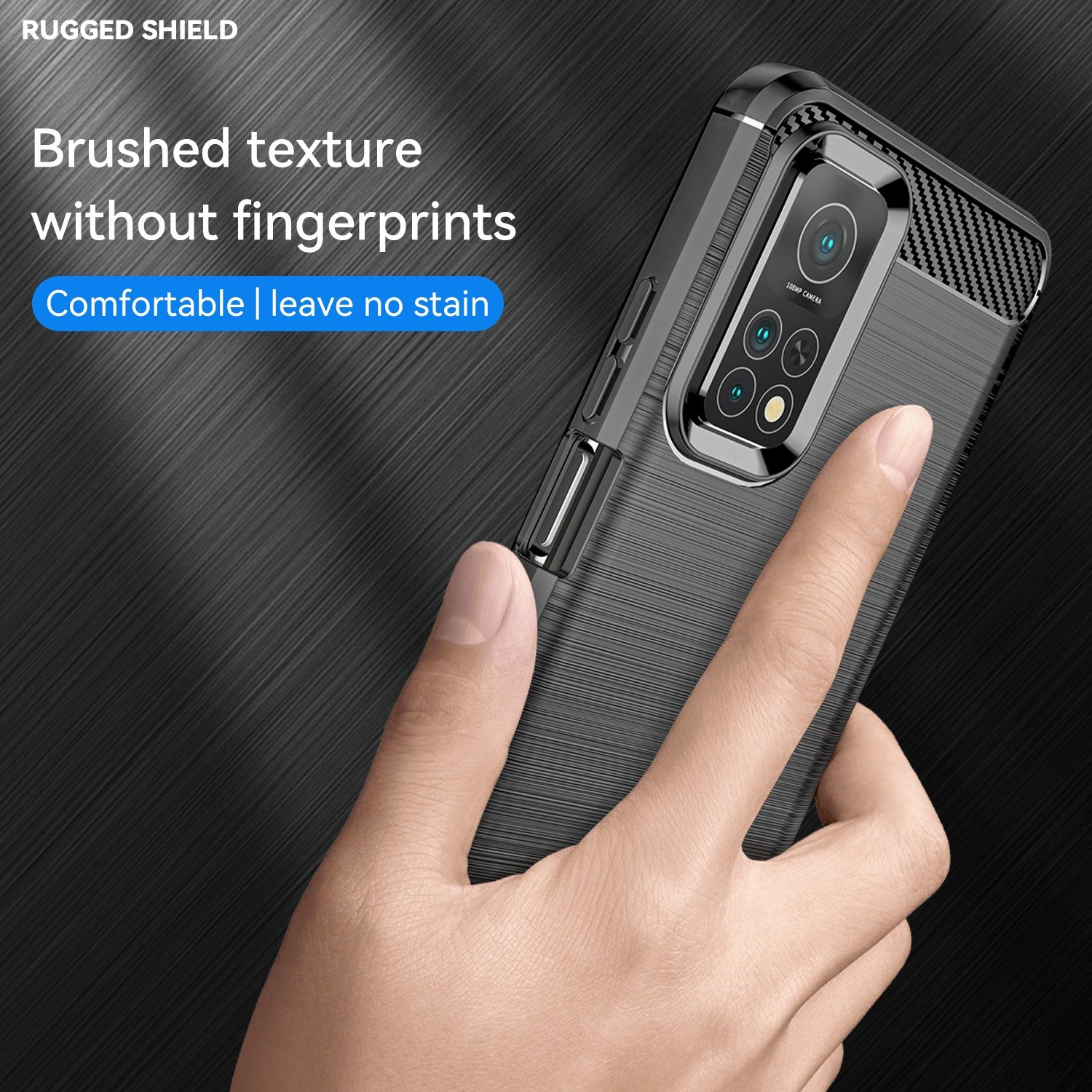 Mano sosteniendo un teléfono con funda negra, mostrando una textura cepillada.