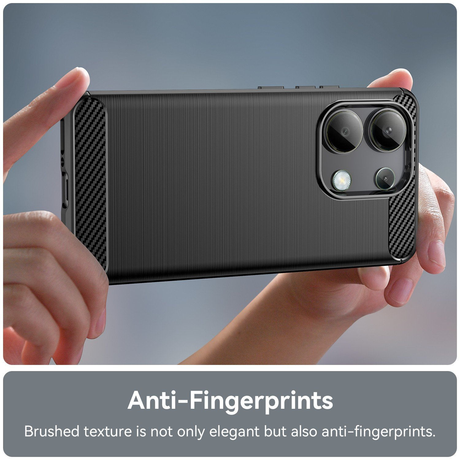 Manos sosteniendo una funda negra para teléfono con textura de fibra de carbono. Texto: 'Anti-Huellas', textura cepillada.