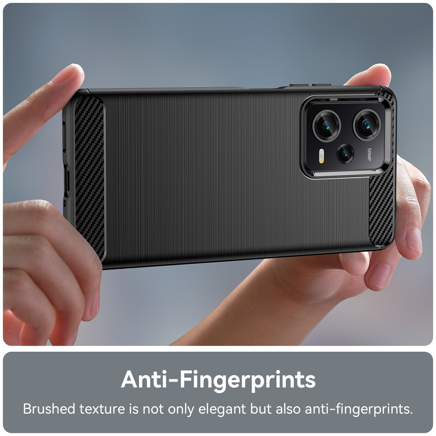 Se muestra una funda de teléfono con textura cepillada. La funda tiene detalles de fibra de carbono y es negra.