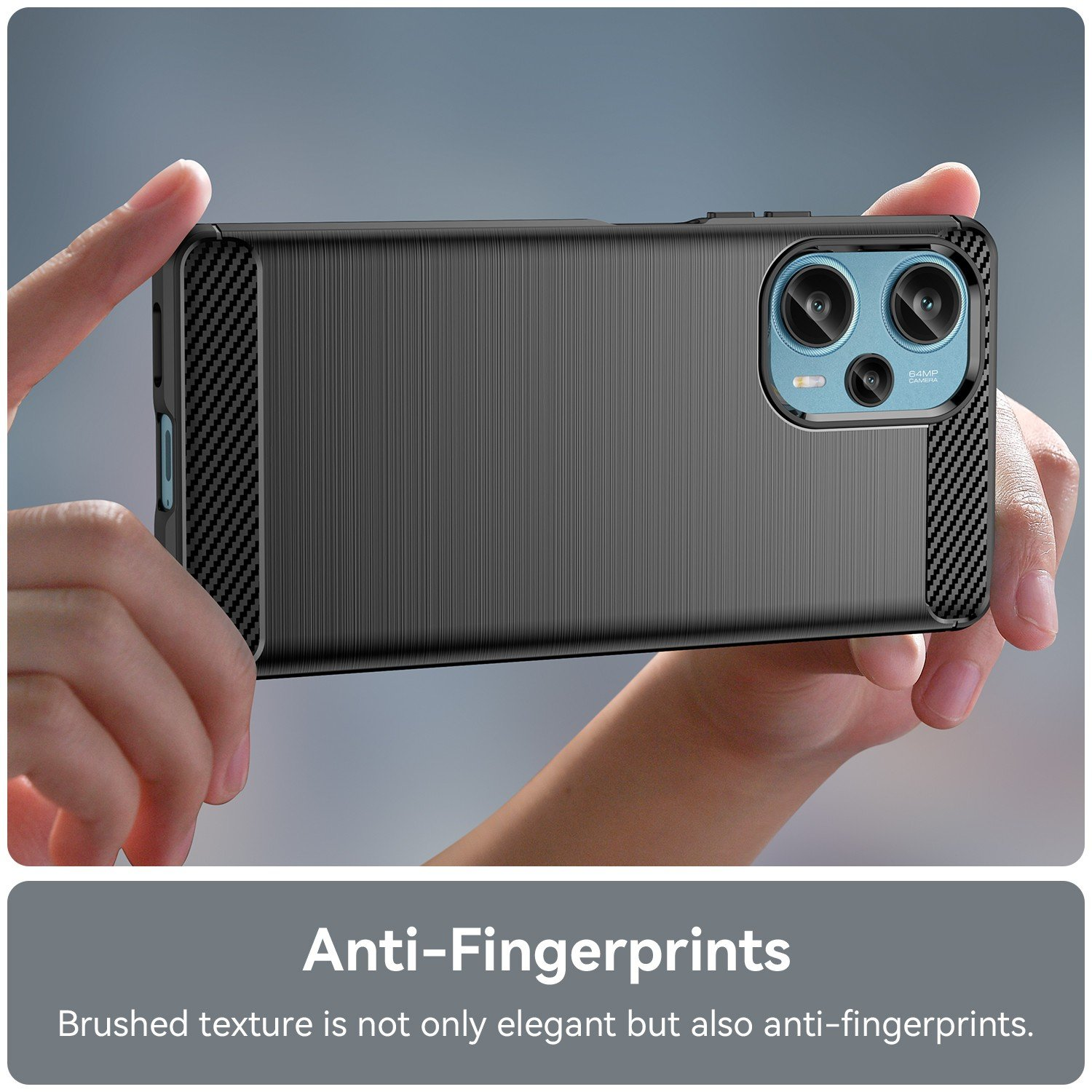 Funda negra para teléfono con diseño texturizado, sostenida por manos, con fondo gris.