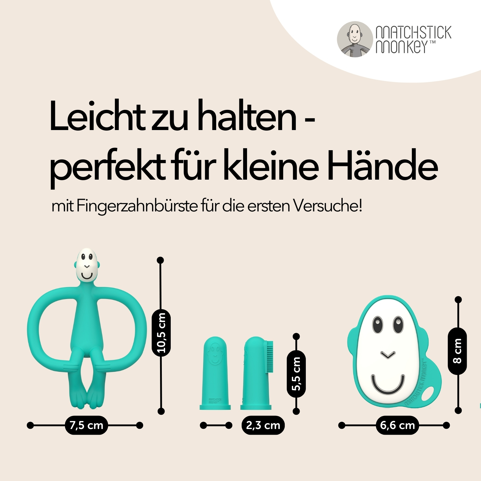 Baby hält einen grünen Beißring, mit sichtbaren Abmessungen des Beißrings und der Fingerzahnbürste.