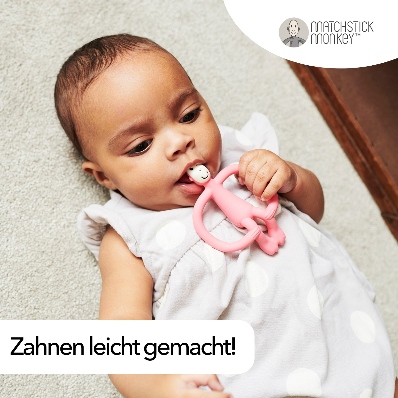 Baby liegt und kaut auf einem rosa Affen-Beißring. Text: 'Zahnen leicht gemacht!'