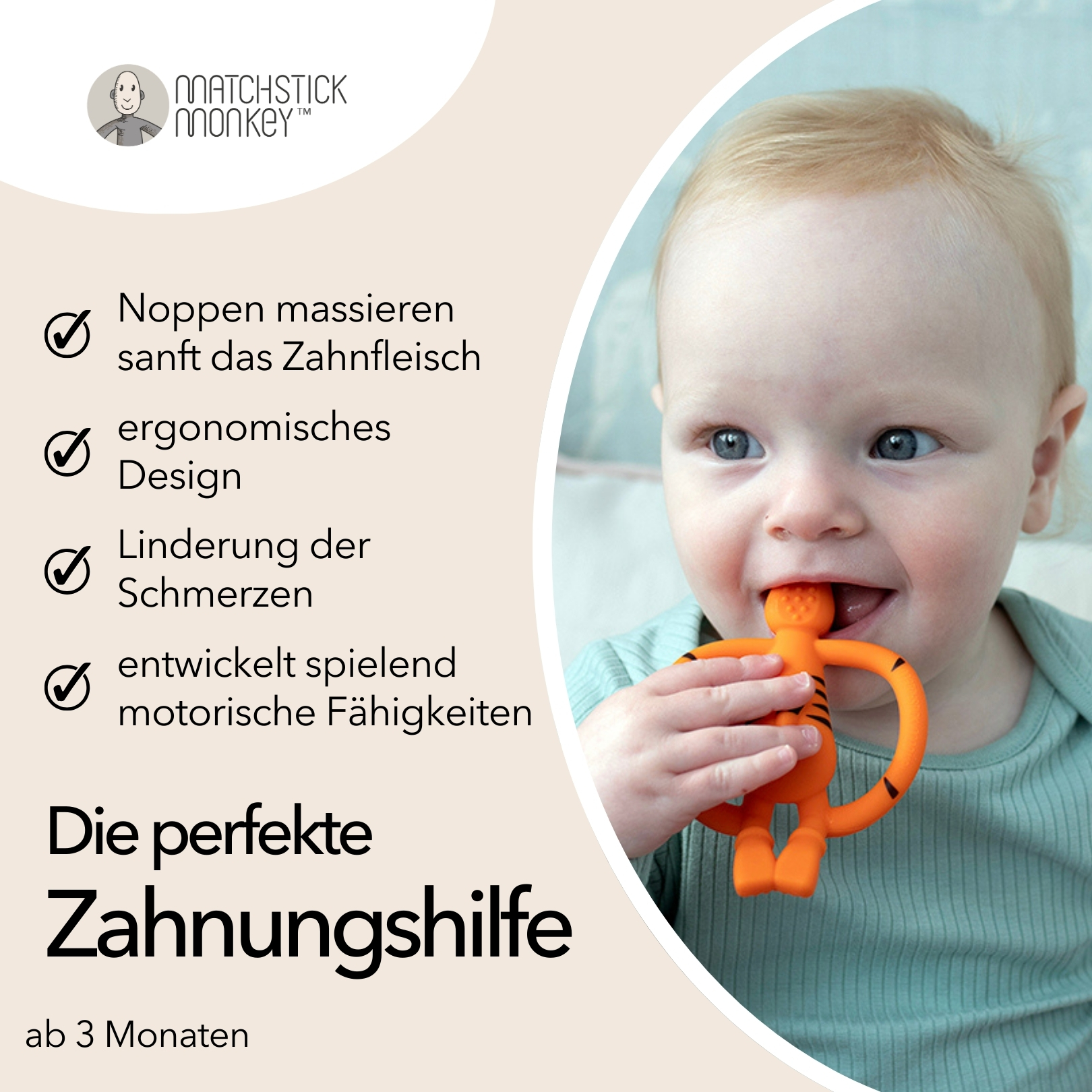 Baby beißt auf einen orangenen Affen-Beißring. Vorteile, Text und Logo sind links.