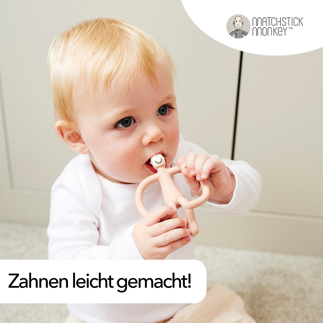 Baby beißt auf einen beigefarbenen Affen-Beißring. Text: 'Zahnen leicht gemacht!'