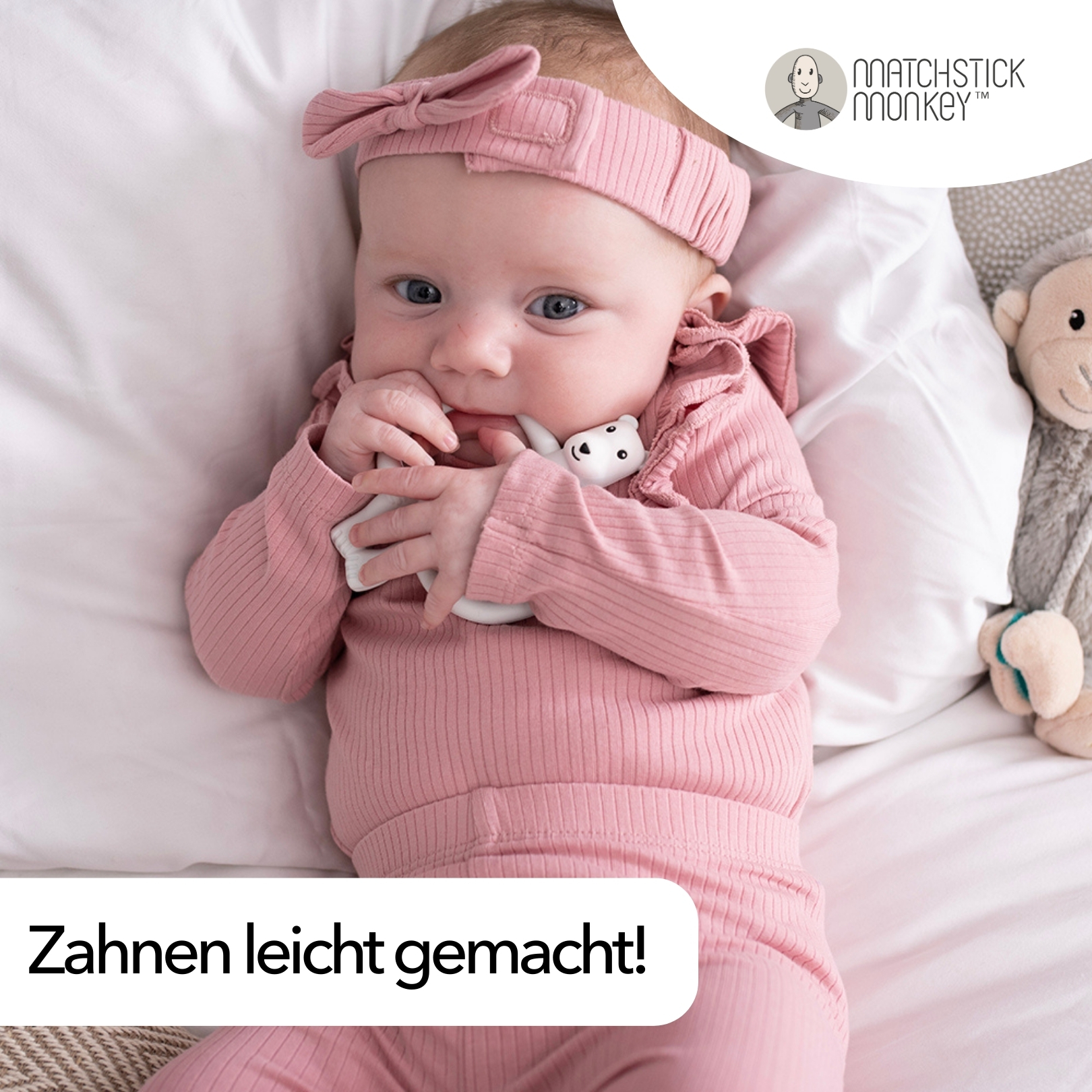 Baby in Rosa mit weißem Bären-Beißring im Mund. Text: Zahnen leicht gemacht!