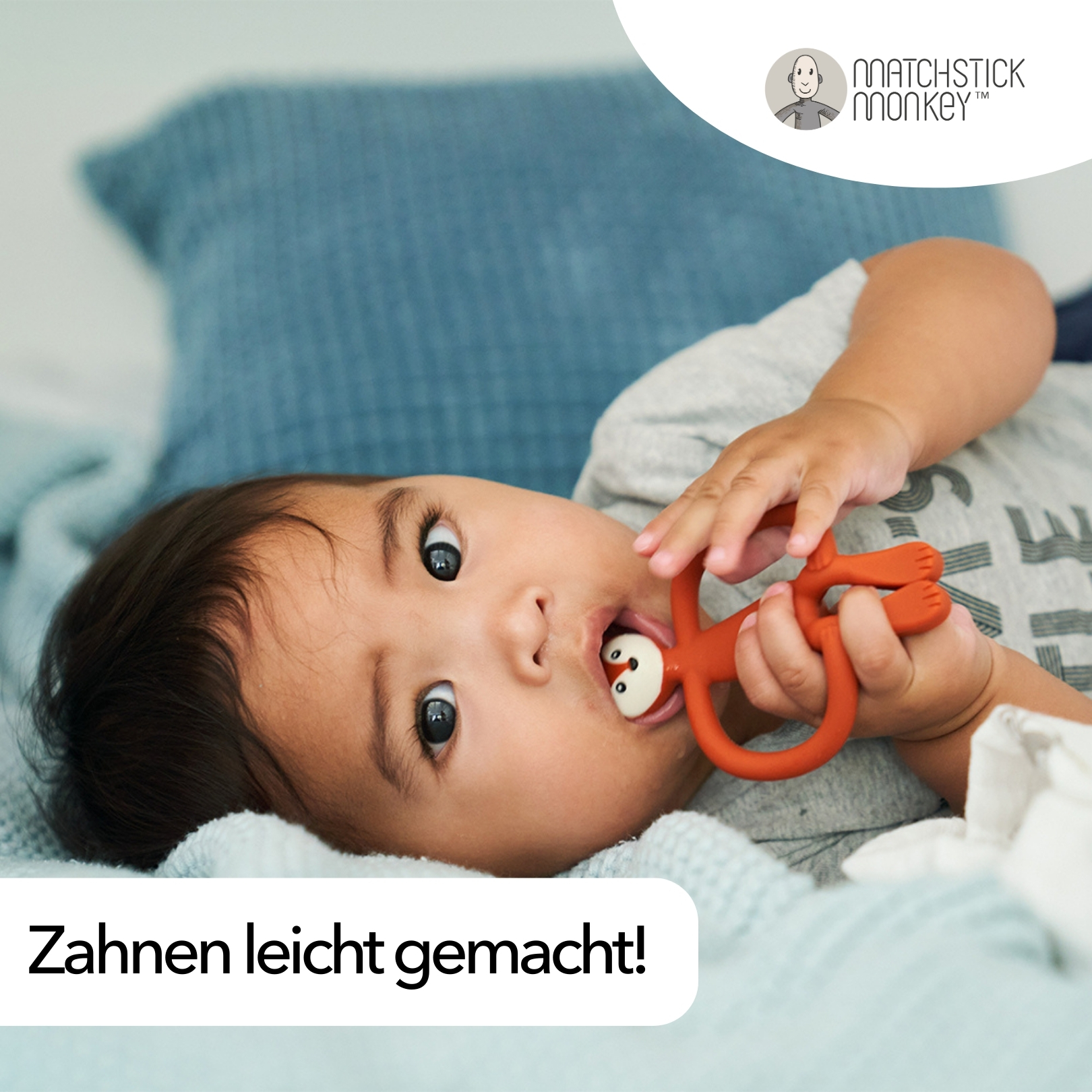 Baby mit orangenem Affen-Beißring im Mund. Text: Zahnen leicht gemacht!