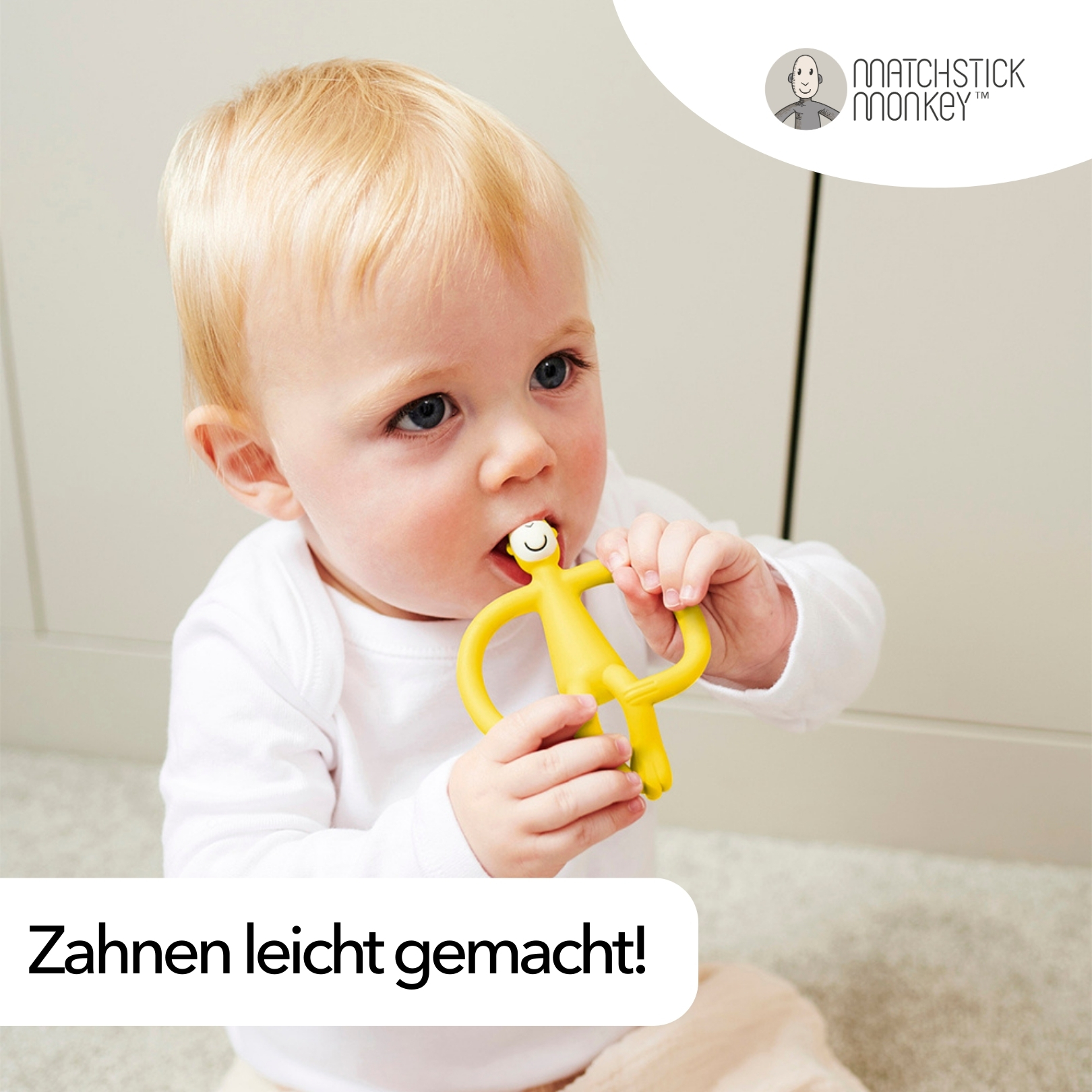 Baby mit gelbem Affen-Beißring. Text auf Deutsch: Zahnen leicht gemacht!