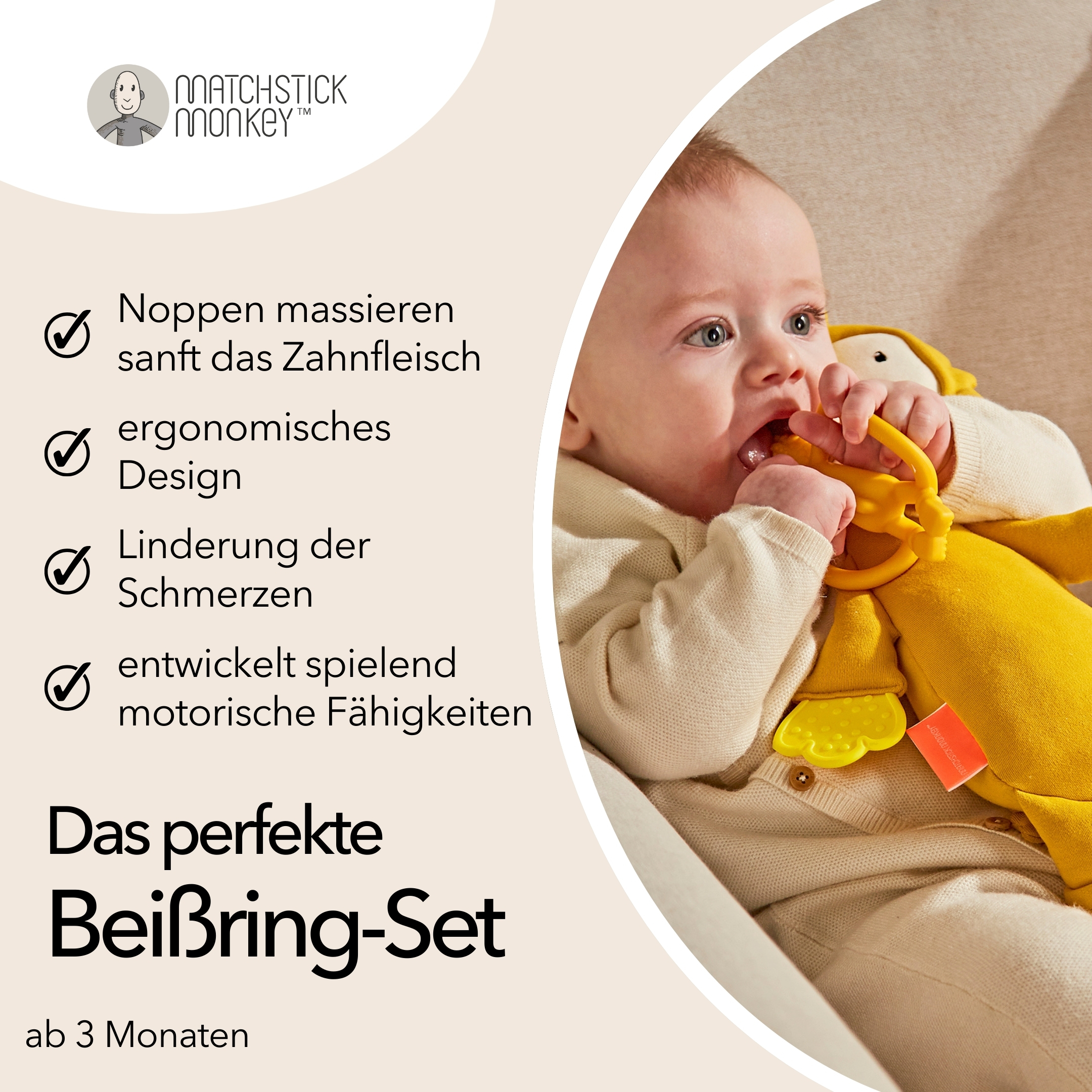 Baby kaut auf einem gelben Beißring. Text hebt das perfekte Beißset ab 3 Monaten hervor.