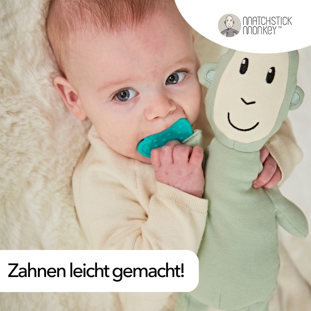 Baby mit grünem Beißring-Spielzeug und Plüschtier im Mund. Text sagt: Zahnen leicht gemacht!
