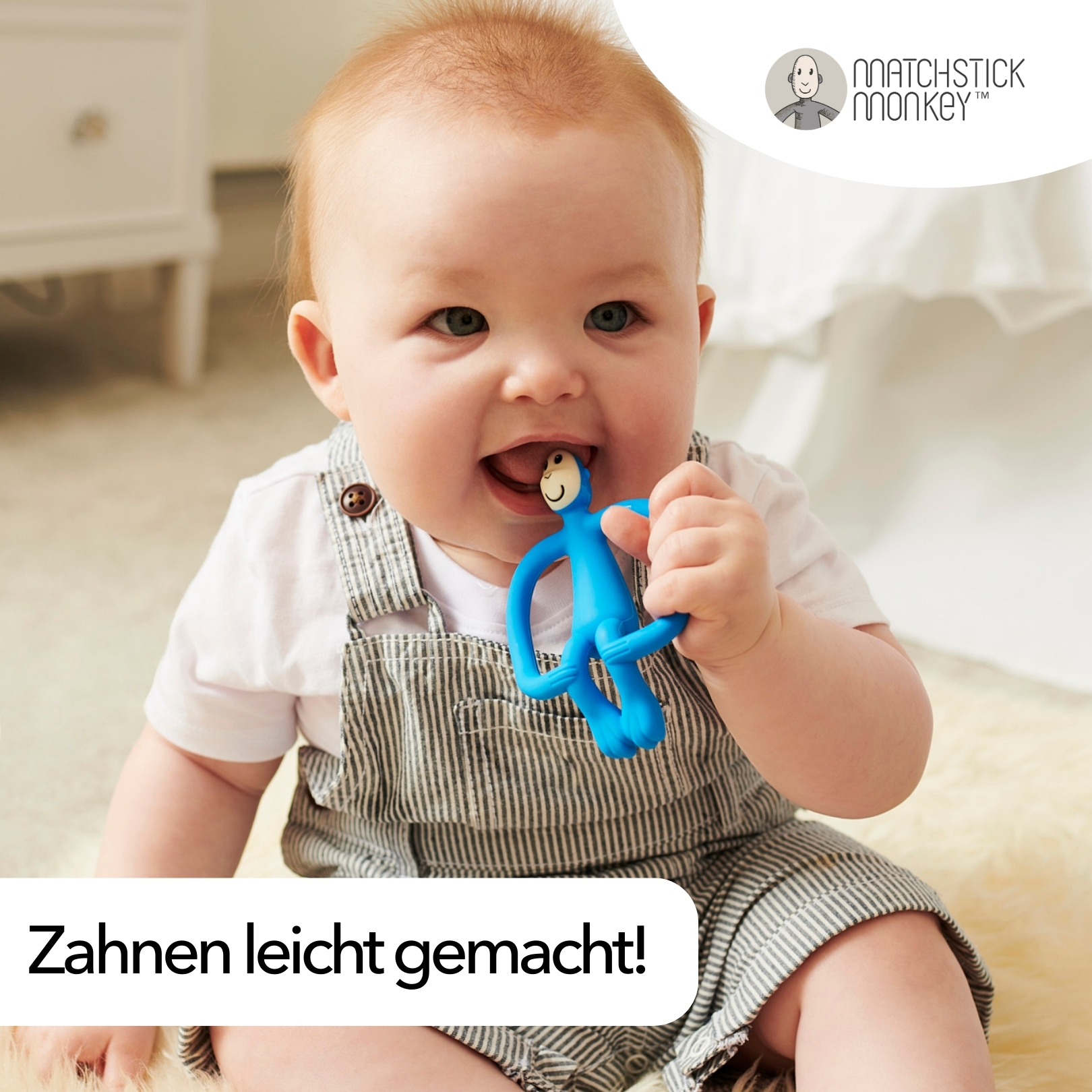 Baby mit blauem Affenbeißring im Mund. Text: Zahnen leicht gemacht! Baby im Overall auf weißem Teppich.