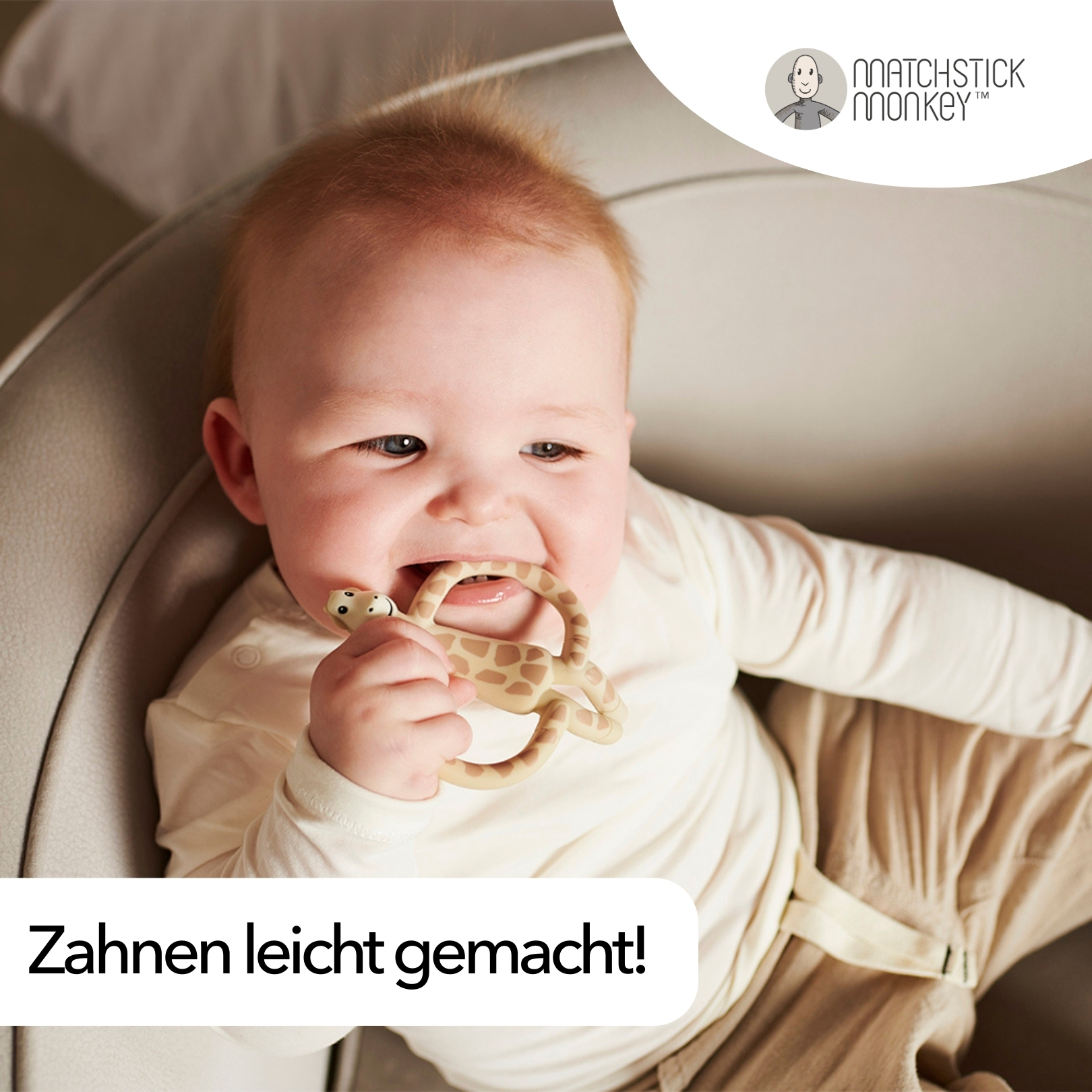 Baby in einem Stuhl mit Giraffen-Beißring im Mund. Text: Zahnen leicht gemacht!