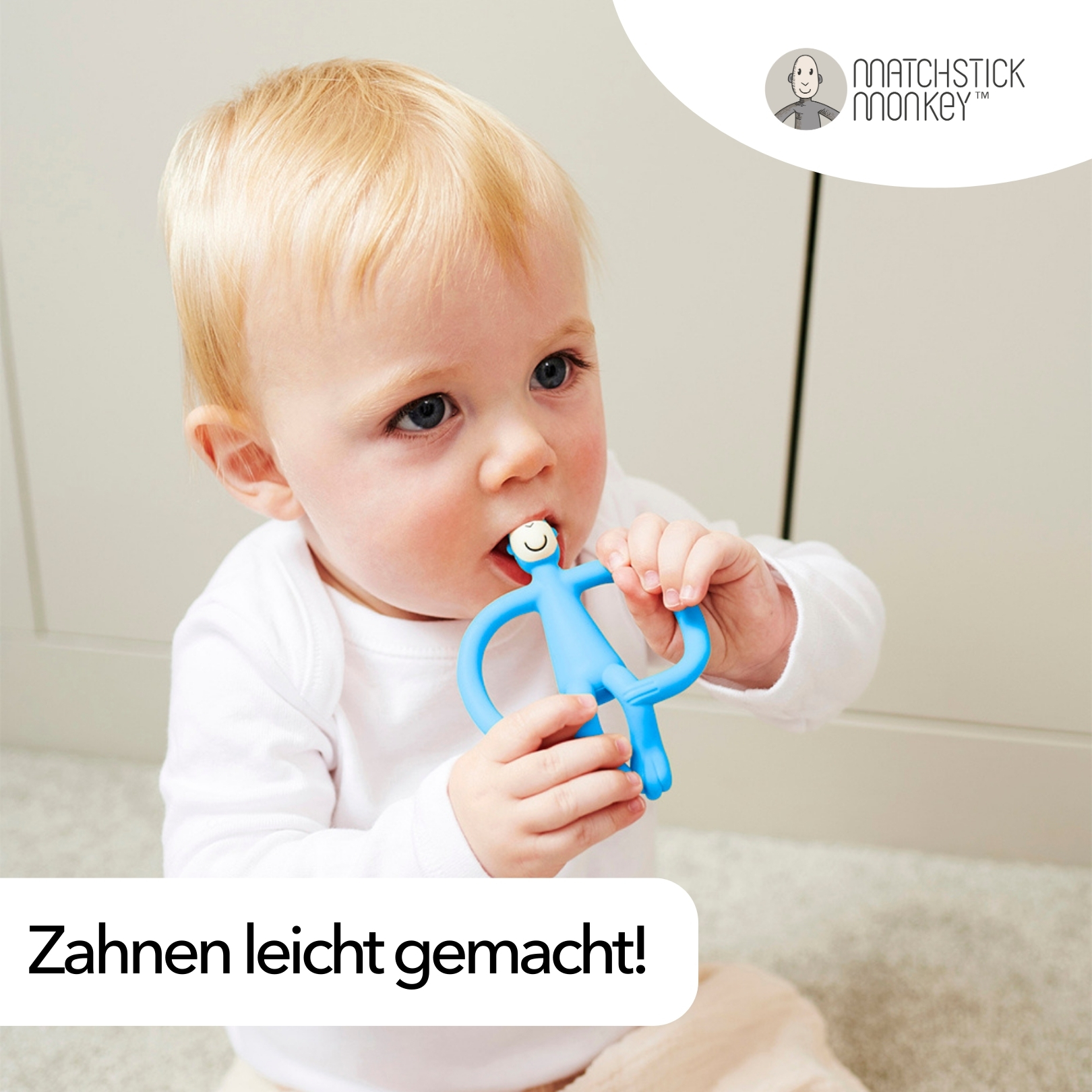 Baby mit einem blauen Affen-Beißring im Mund. Text: Zahnen leicht gemacht!