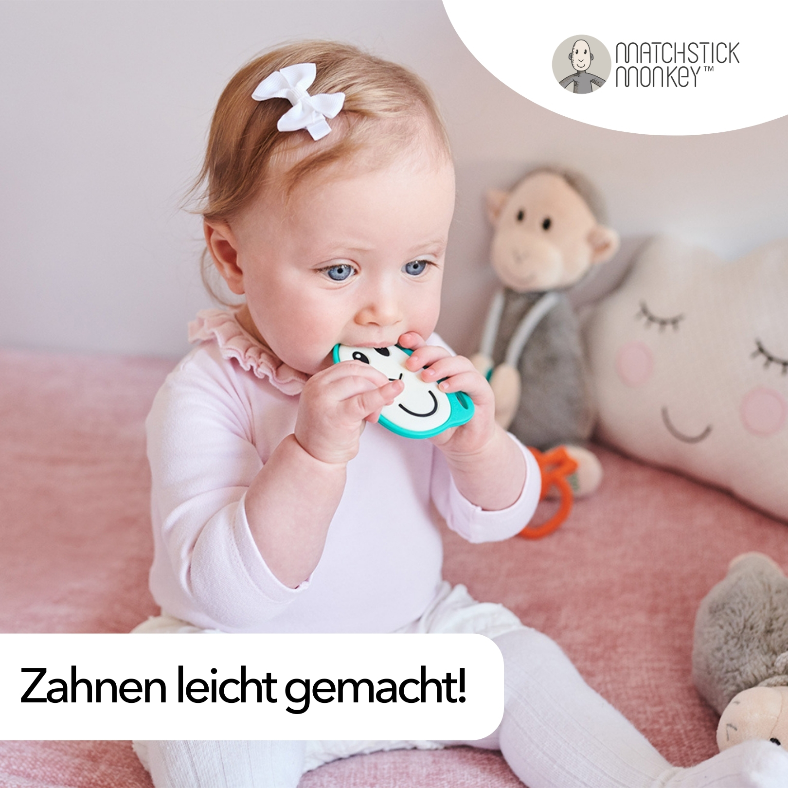 Ein Baby kaut auf einem grünen Beißring. Ein Stoffaffe und eine Wolke befinden sich im Hintergrund. Matchstick Monkey.