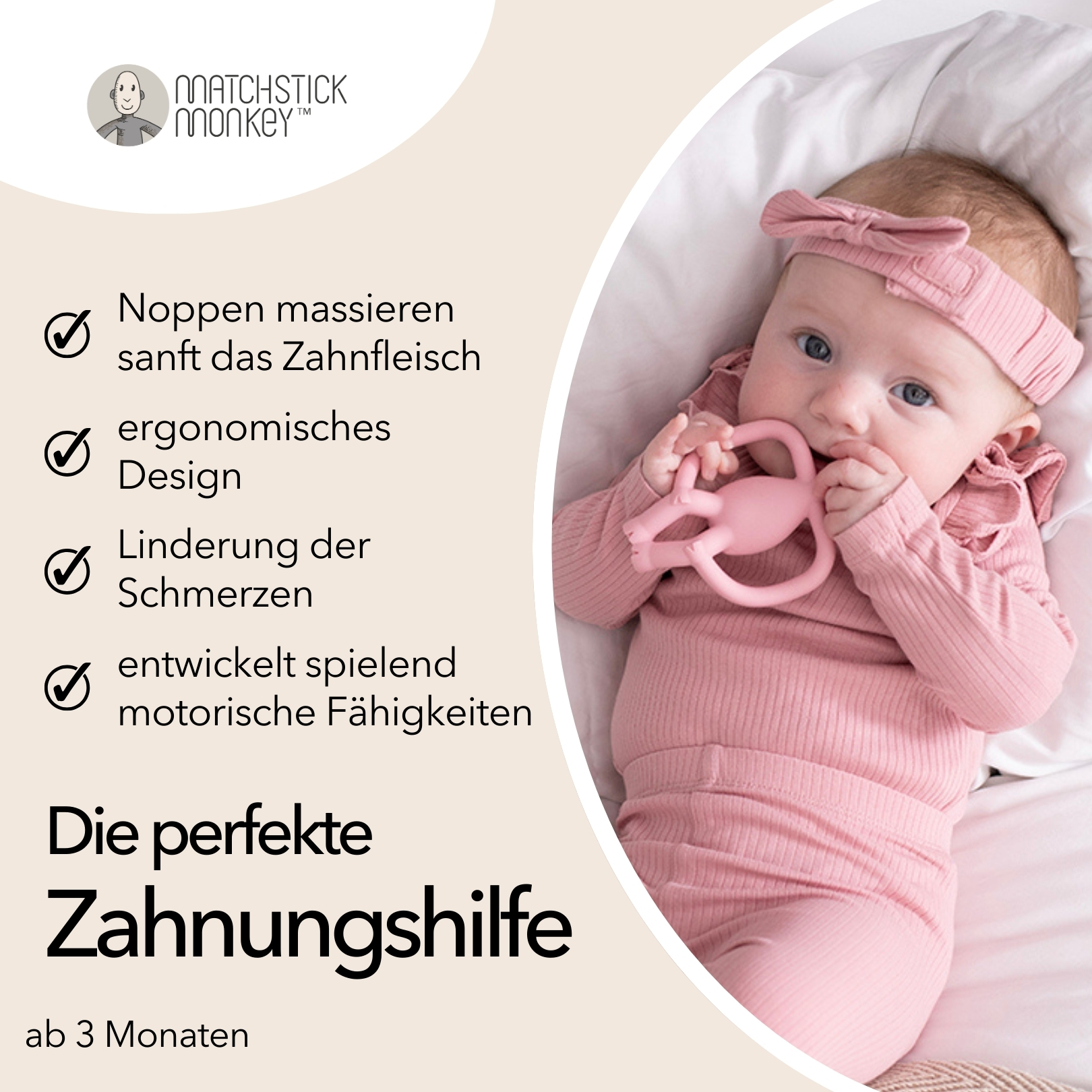 Baby in rosa Outfit, hält rosa Affen-Beißring, weißer Hintergrund.