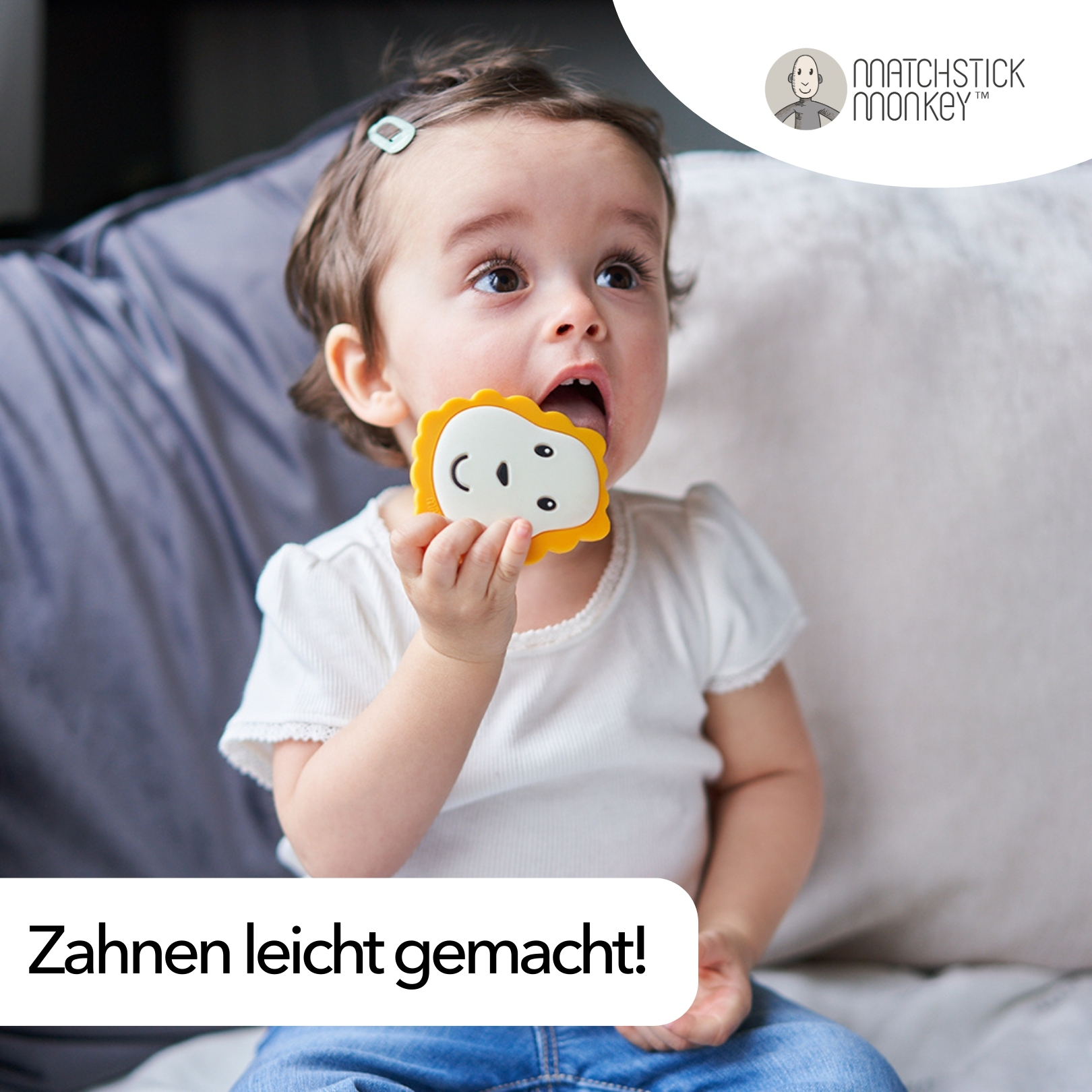 Baby kaut auf gelbem Löwen-Beißring, weißer Hintergrund.