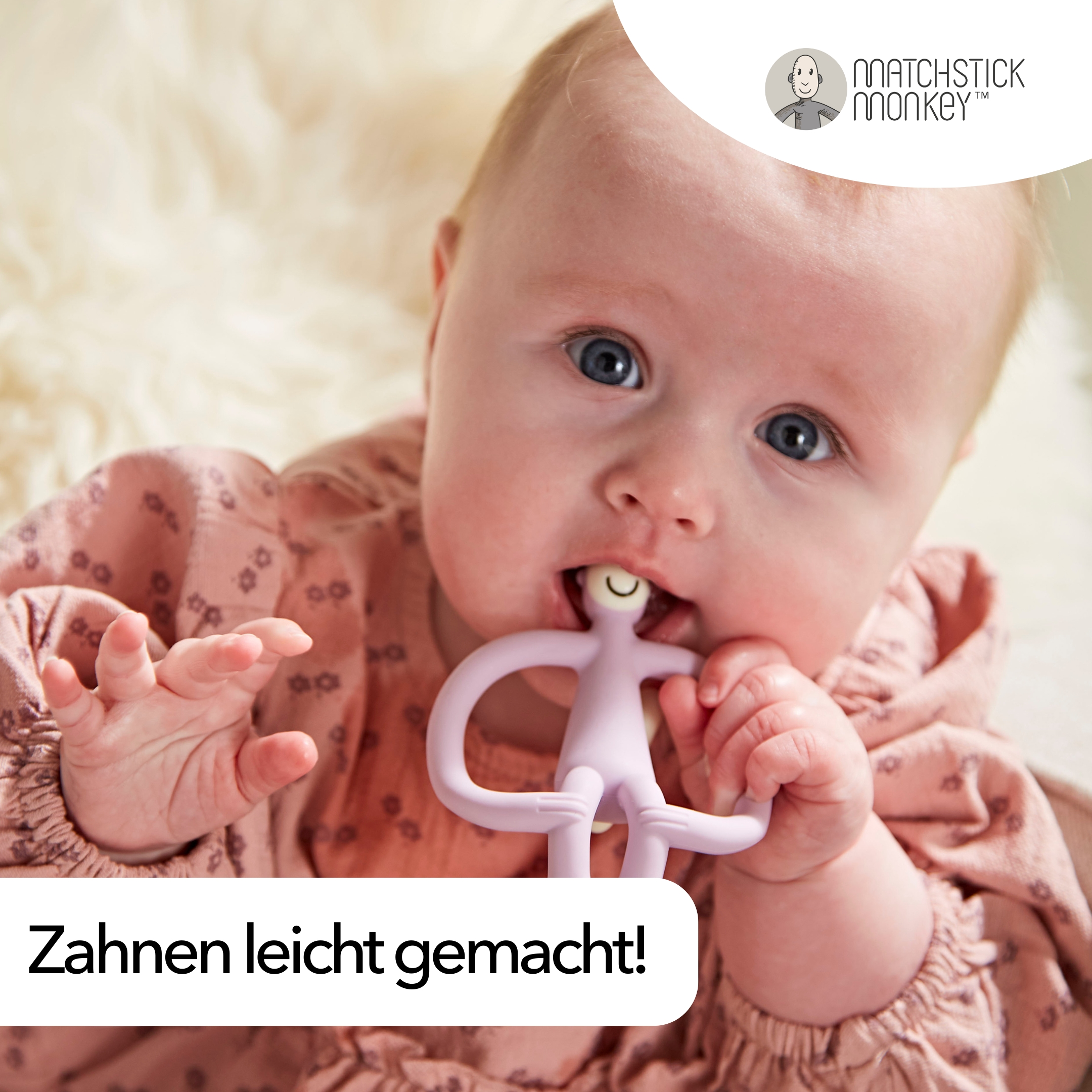 Baby kaut auf lila Affen-Beißring, weißer Hintergrund.