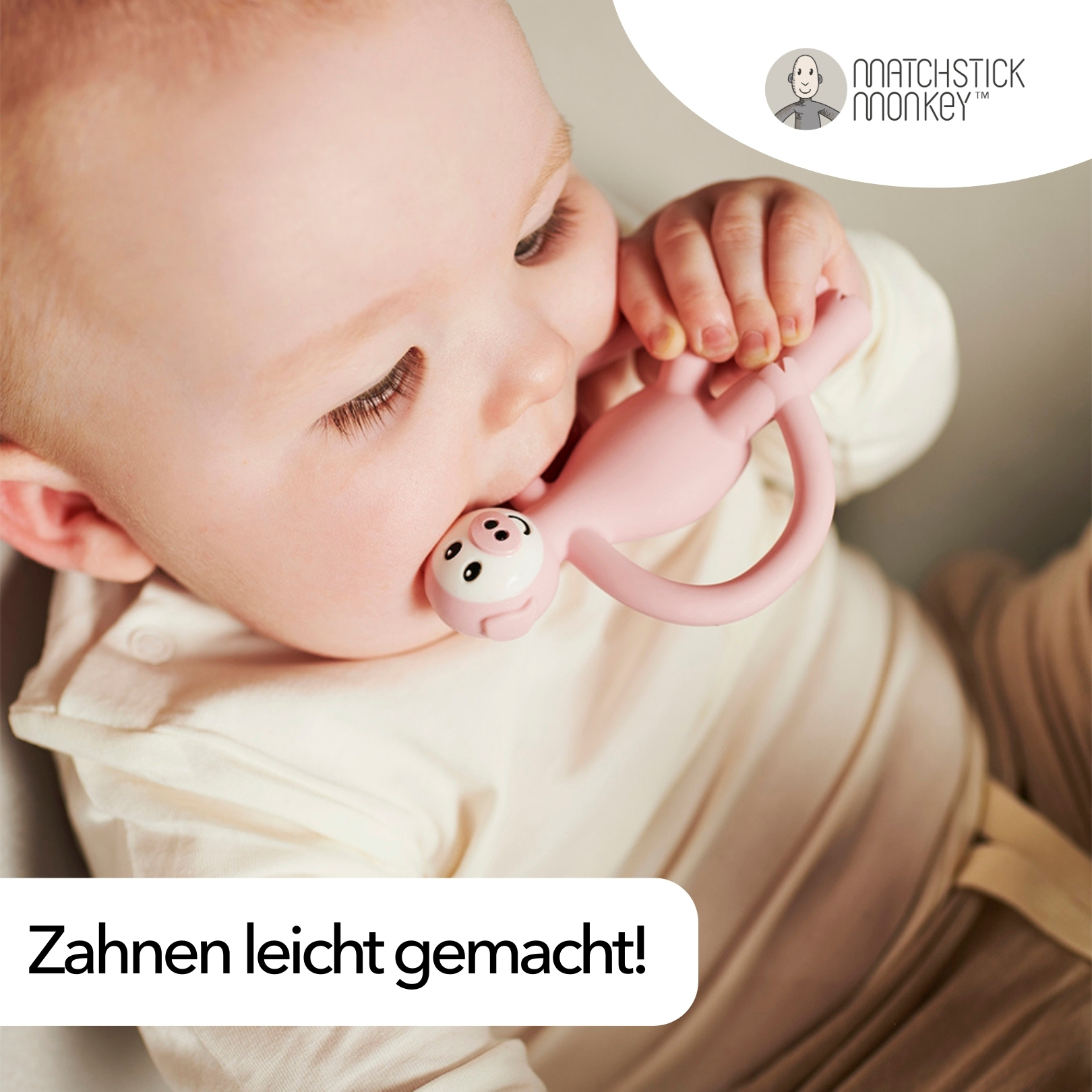 Baby kaut auf rosa Affen-Beißring, Nahaufnahme.
