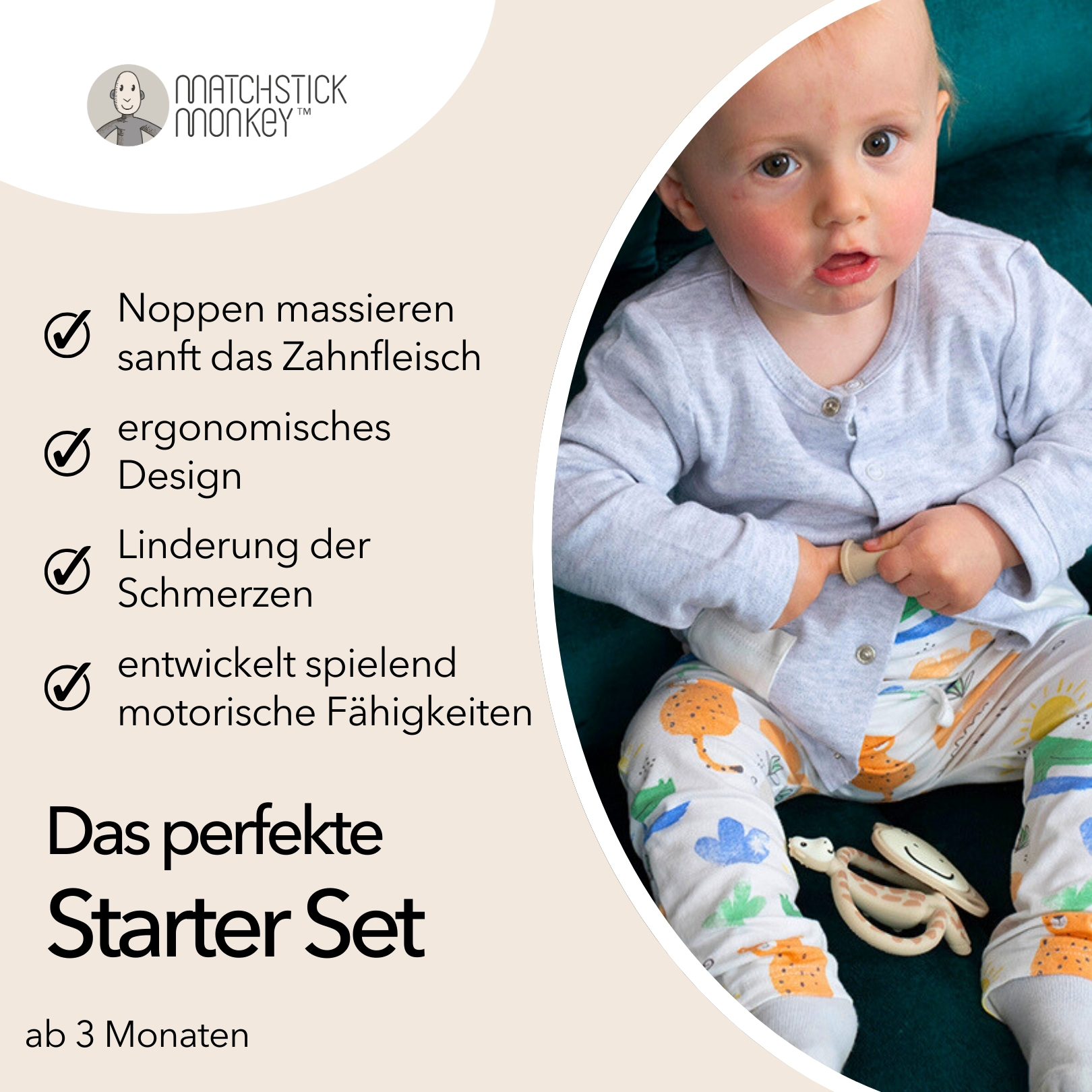 Baby mit Beißspielzeug und Starter-Set auf dem Bett.