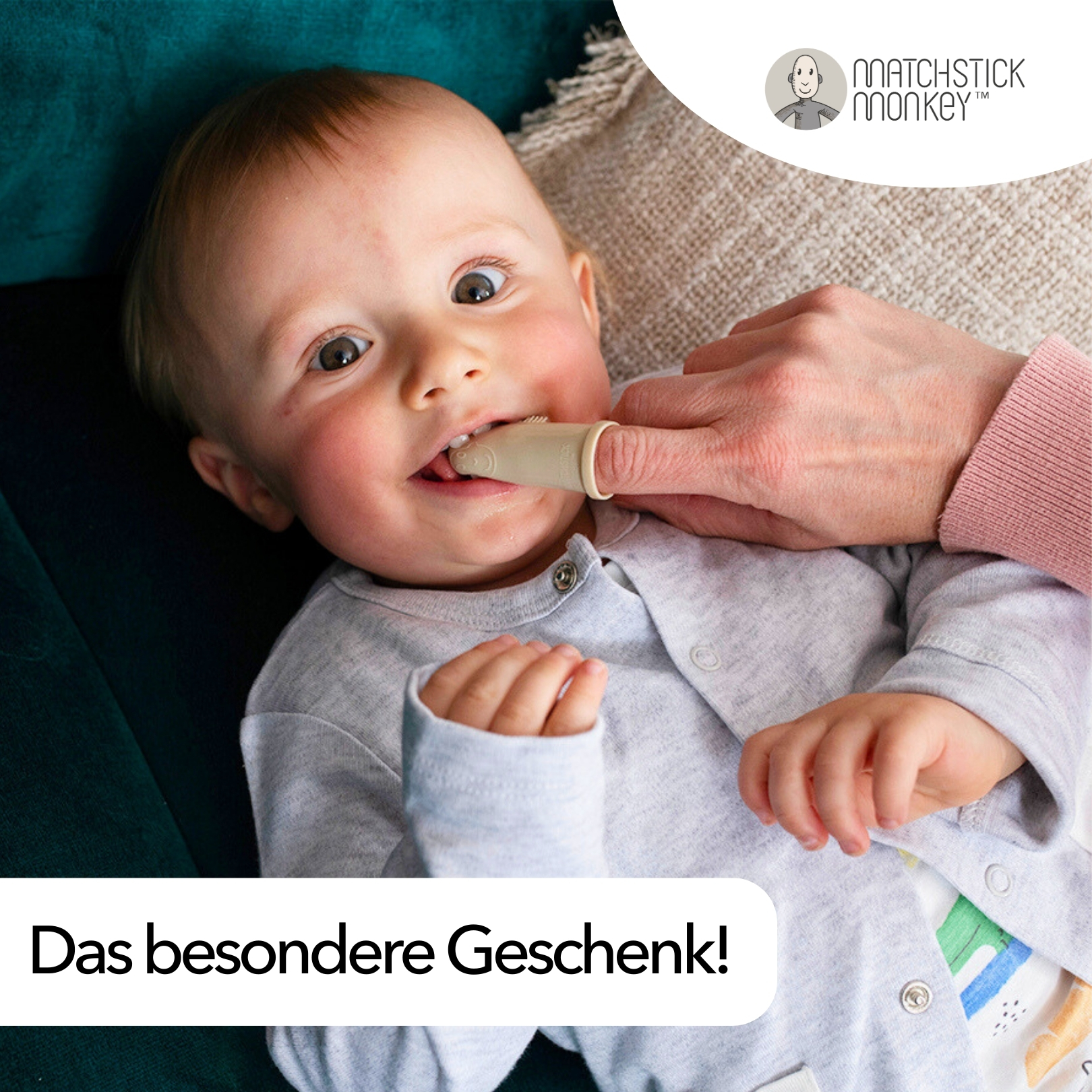 Baby wird beim Zähneputzen mit einer Fingerbürste geholfen.