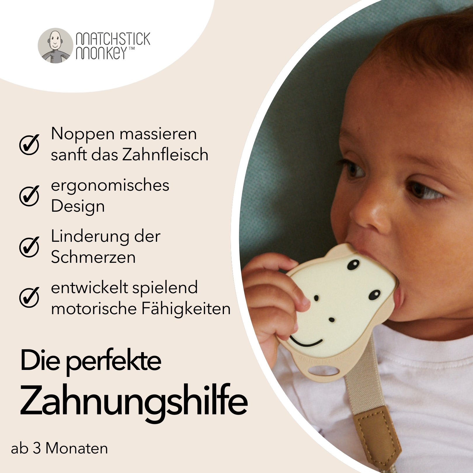 Baby kaut auf beigem Affen-Beißring, weißer Hintergrund.