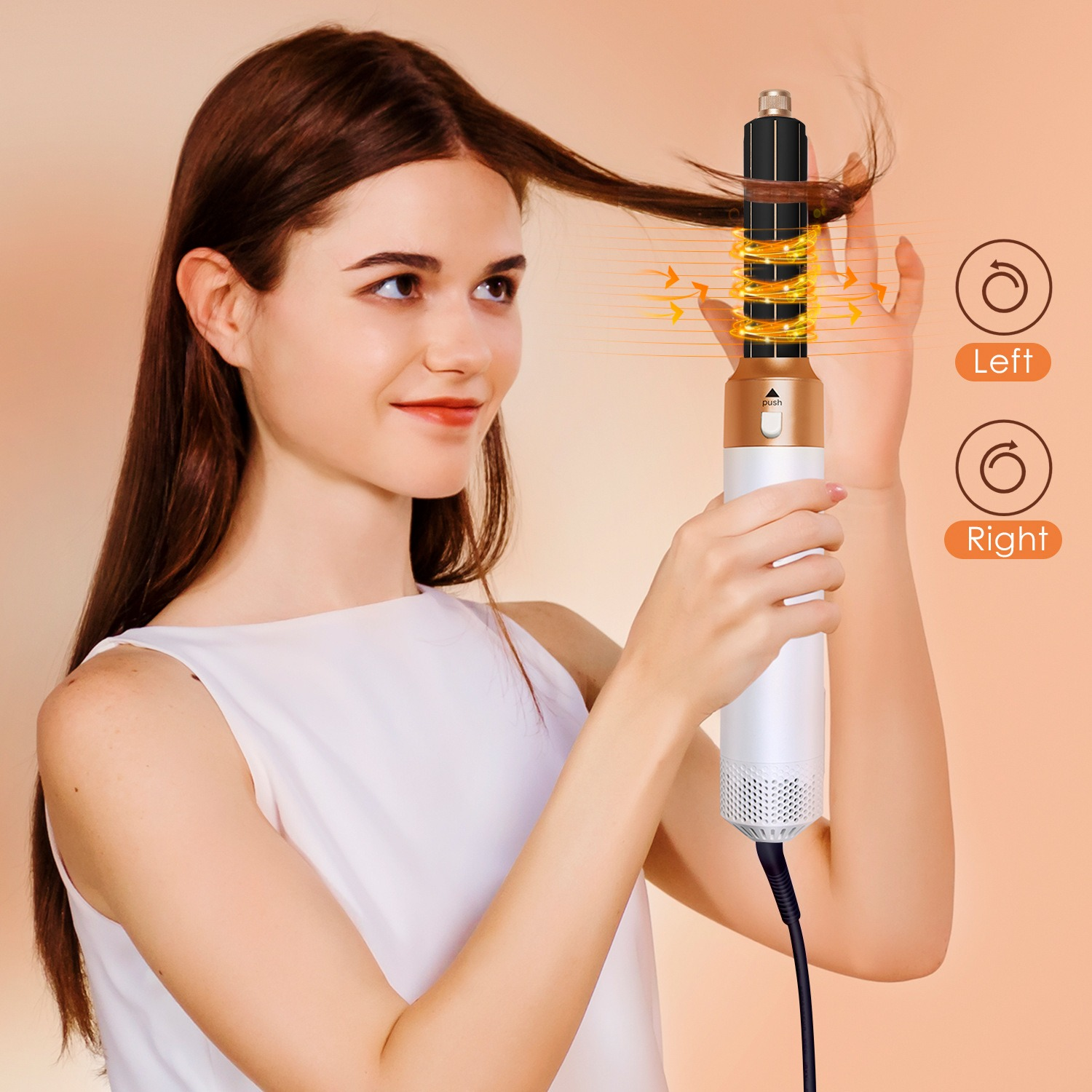 Eine Frau stylt ihr Haar mit einem weiß-goldenen Werkzeug. Das Werkzeug lockt das Haar mit Luftstrom.