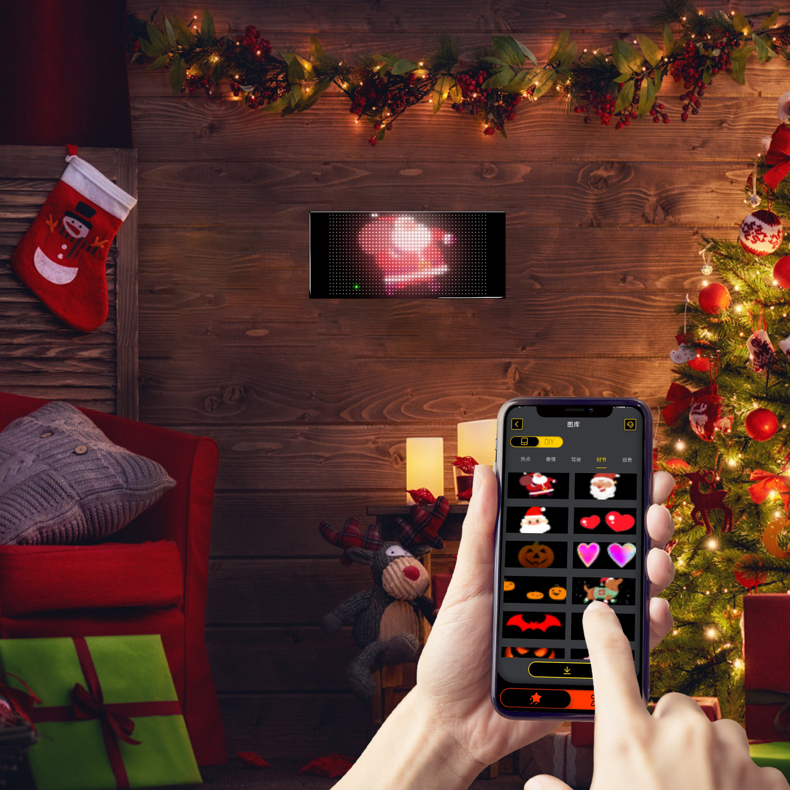 Eine Weihnachtsszene mit einem beleuchteten LED-Bildschirm, der eine weihnachtliche Anzeige zeigt, einem Telefon und einem Baum.