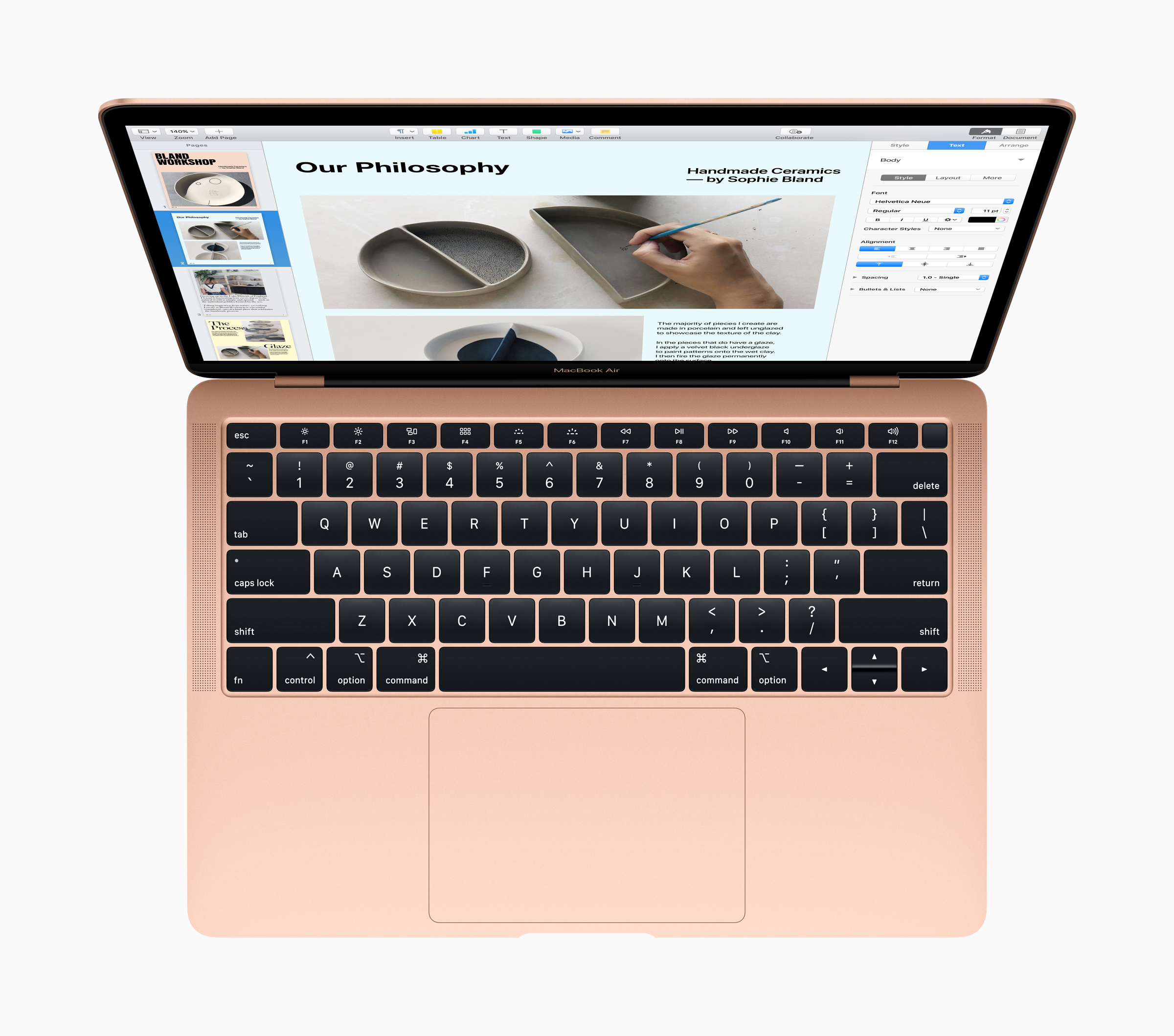 Otwarty MacBook Air w kolorze różowego złota, pokazujący klawiaturę i ekran z oprogramowaniem do projektowania. Białe tło.
