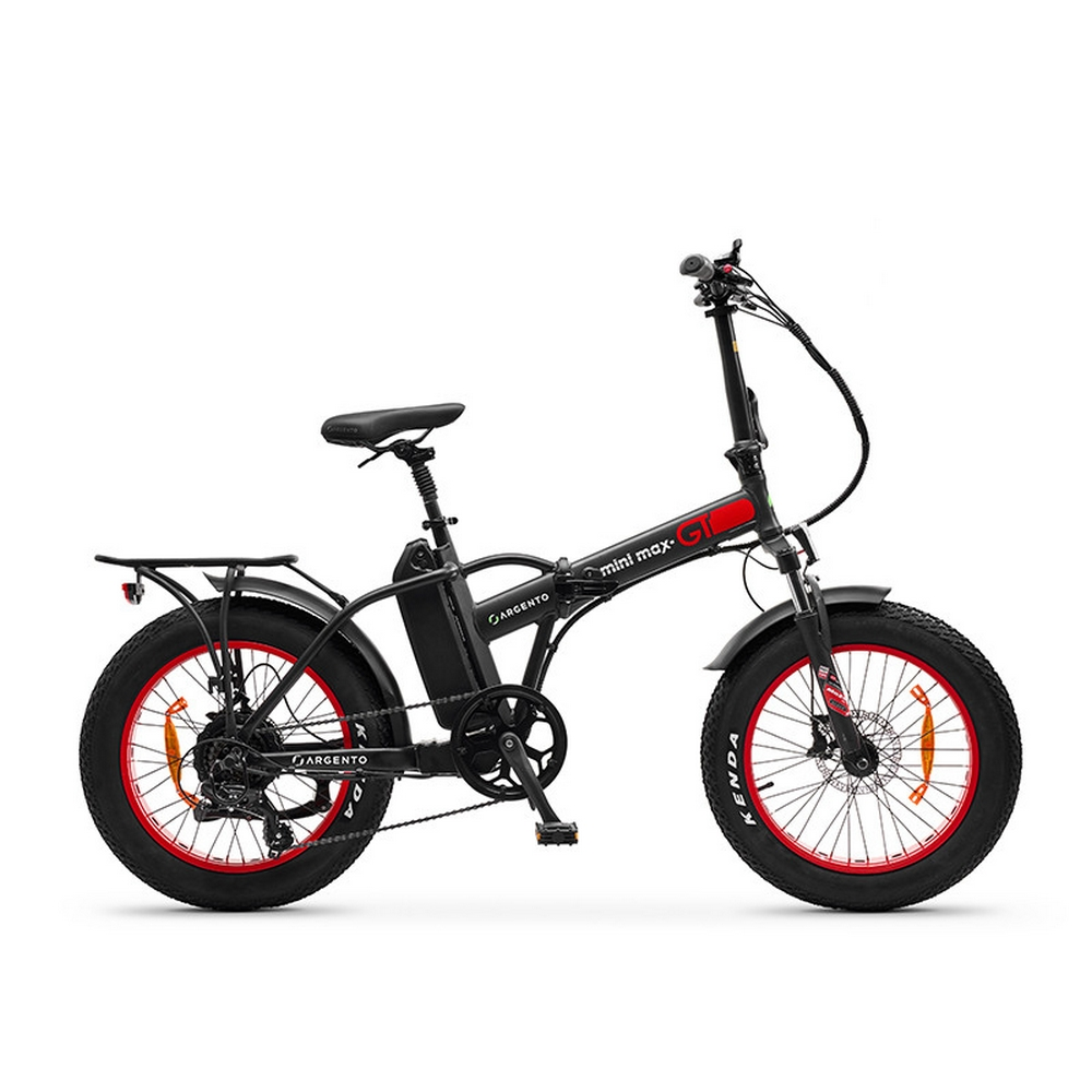 Bicicletta elettrica nera e rossa con pneumatici larghi, su sfondo bianco.