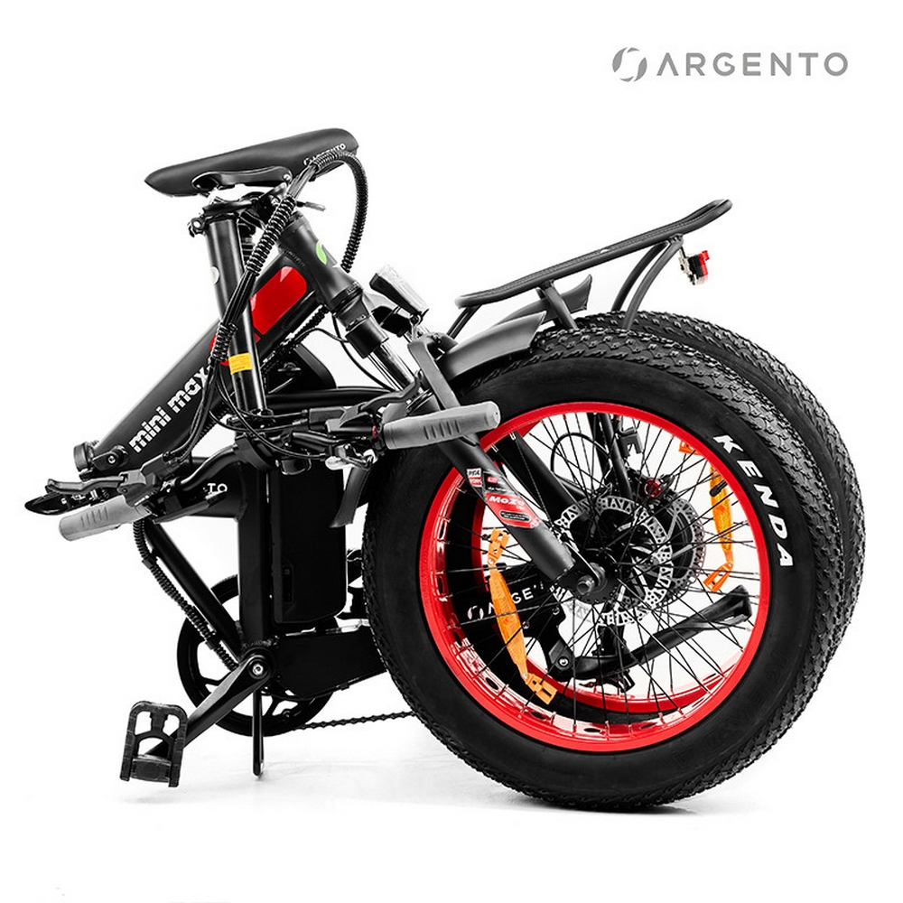 E-bike Argento mini max nera piegata con cerchi rossi su sfondo bianco.