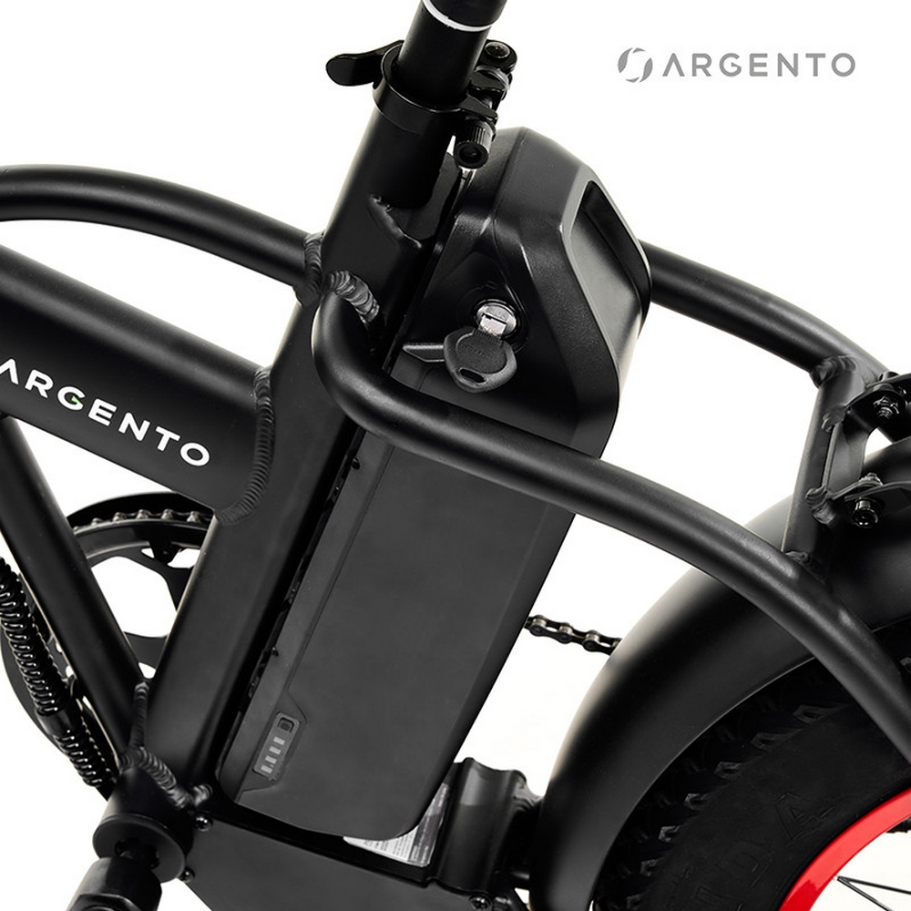 Primo piano del vano batteria e del logo Argento su una e-bike Argento nera.