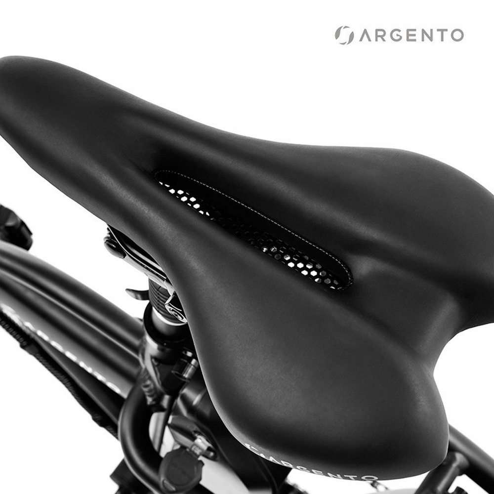 Sella bici nera, con logo Argento su sfondo bianco.