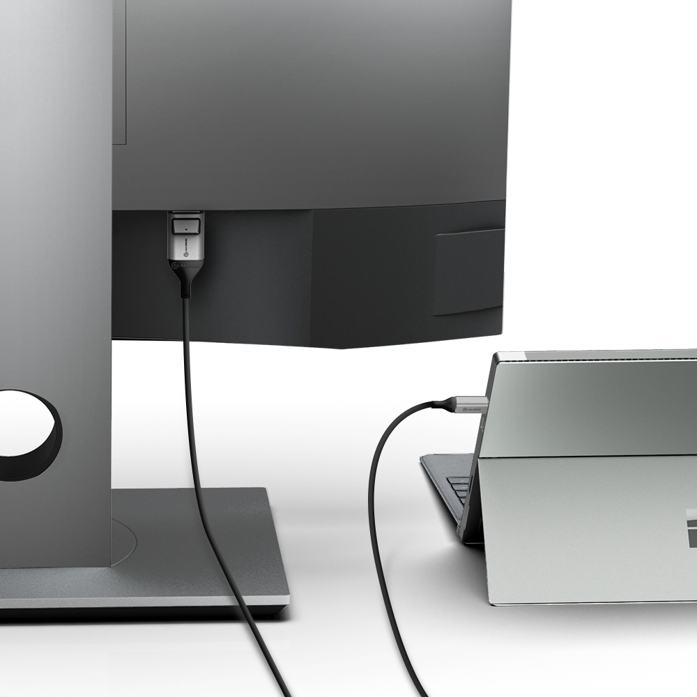 Un ordinateur portable et un moniteur connectés par un câble noir. Le câble va de l'ordinateur portable au moniteur.