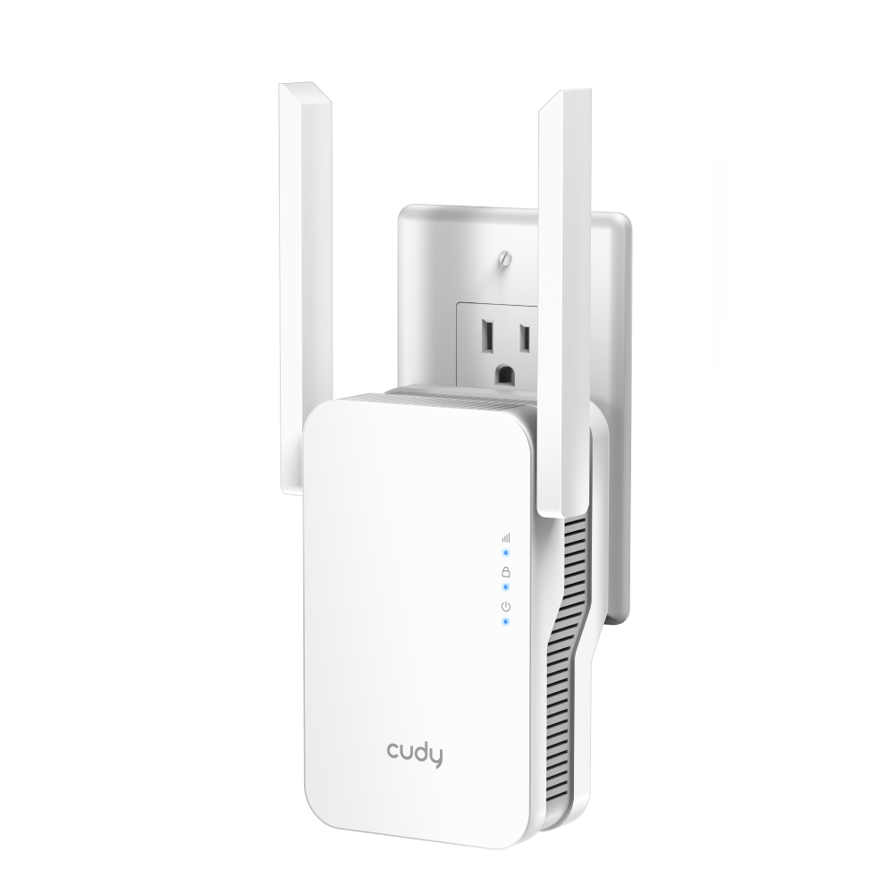 Beyaz Cudy Wi-Fi genişletici bir duvar prizine takılı. İki anten yukarı bakıyor.