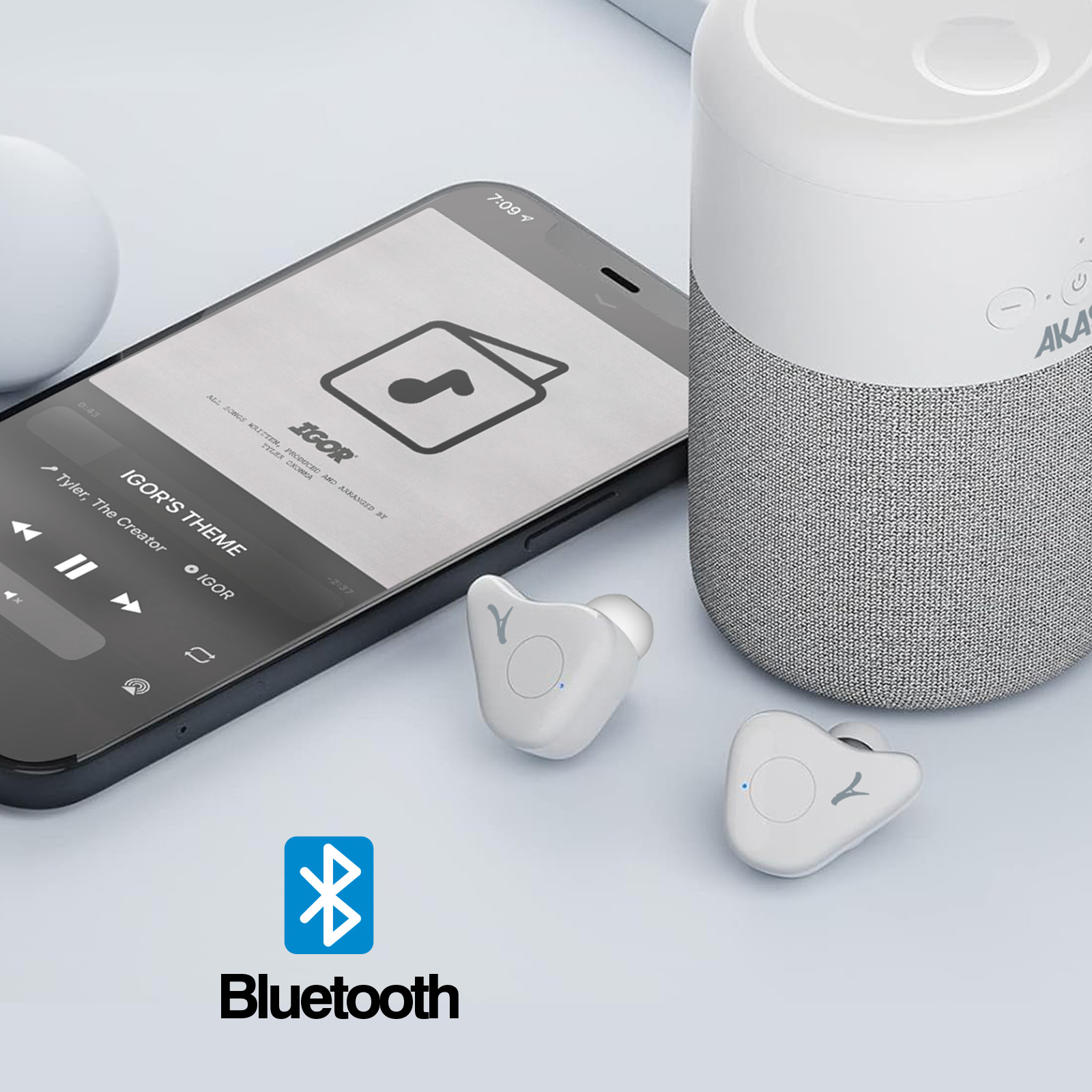 Telefon zeigt Musik-App neben weißen Ohrhörern und Lautsprecher. Bluetooth-Symbol wird angezeigt.