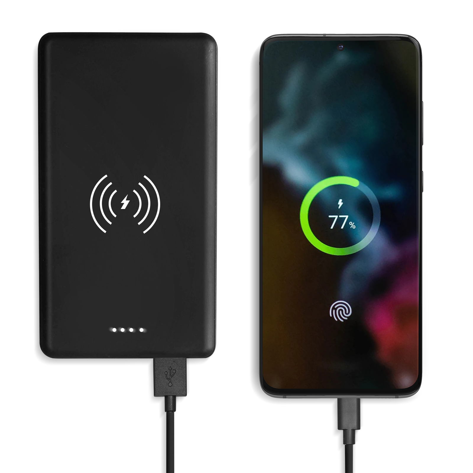 Batterie externe noire chargeant un téléphone. L'écran affiche 77% de charge.