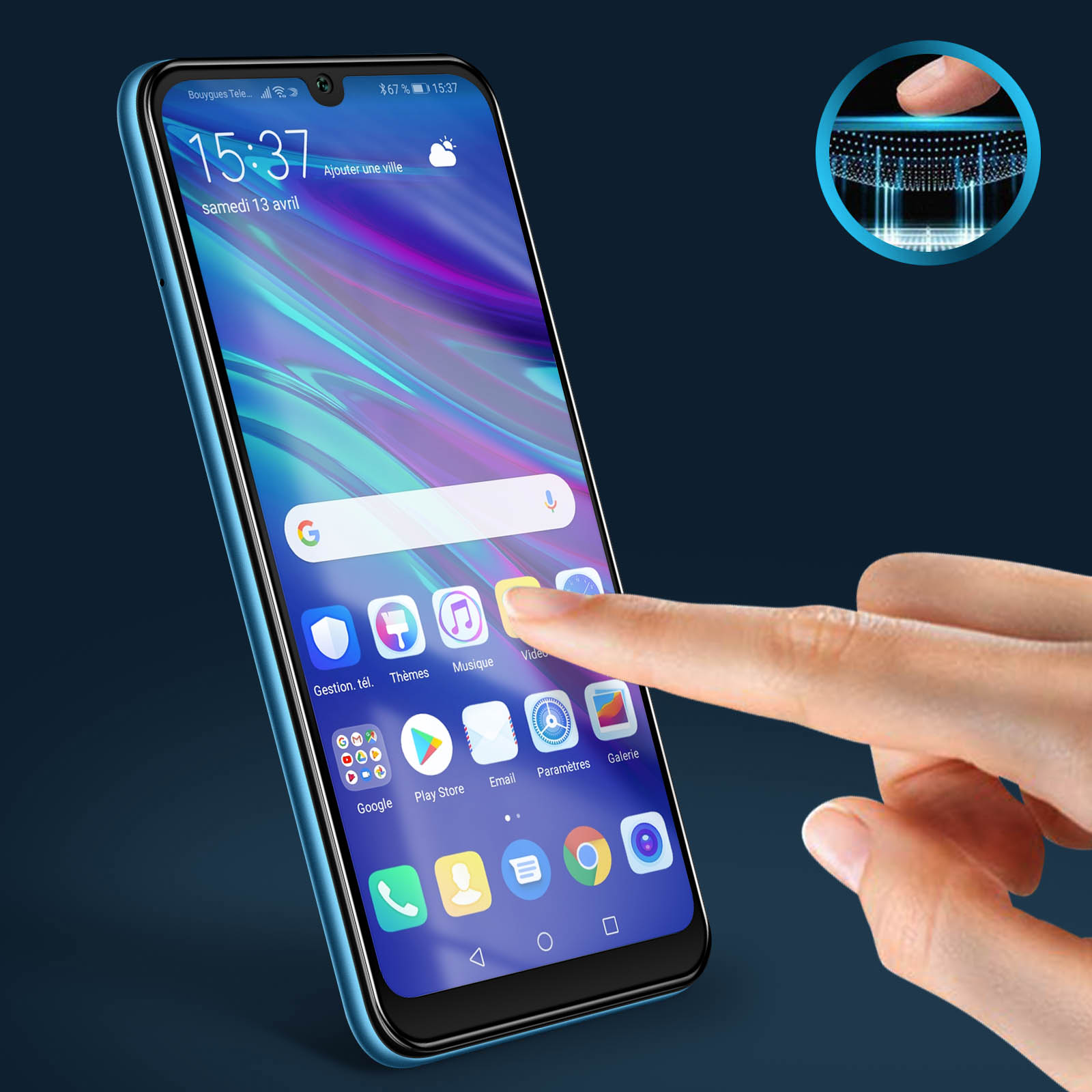 Una mano tocca lo schermo di un telefono che mostra diverse app.