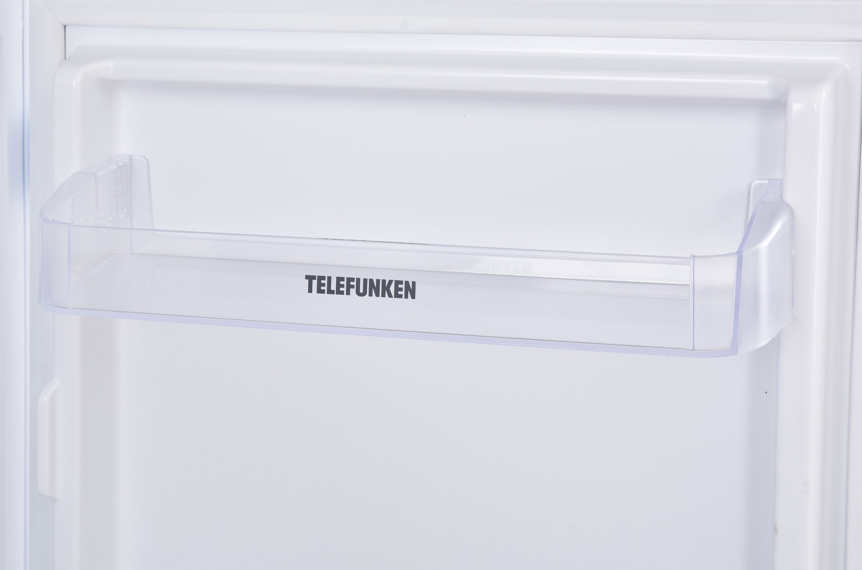 Weißer Kühlschrankinnenraum mit transparentem Kunststoffregal, schwarzer Schriftzug TELEFUNKEN.