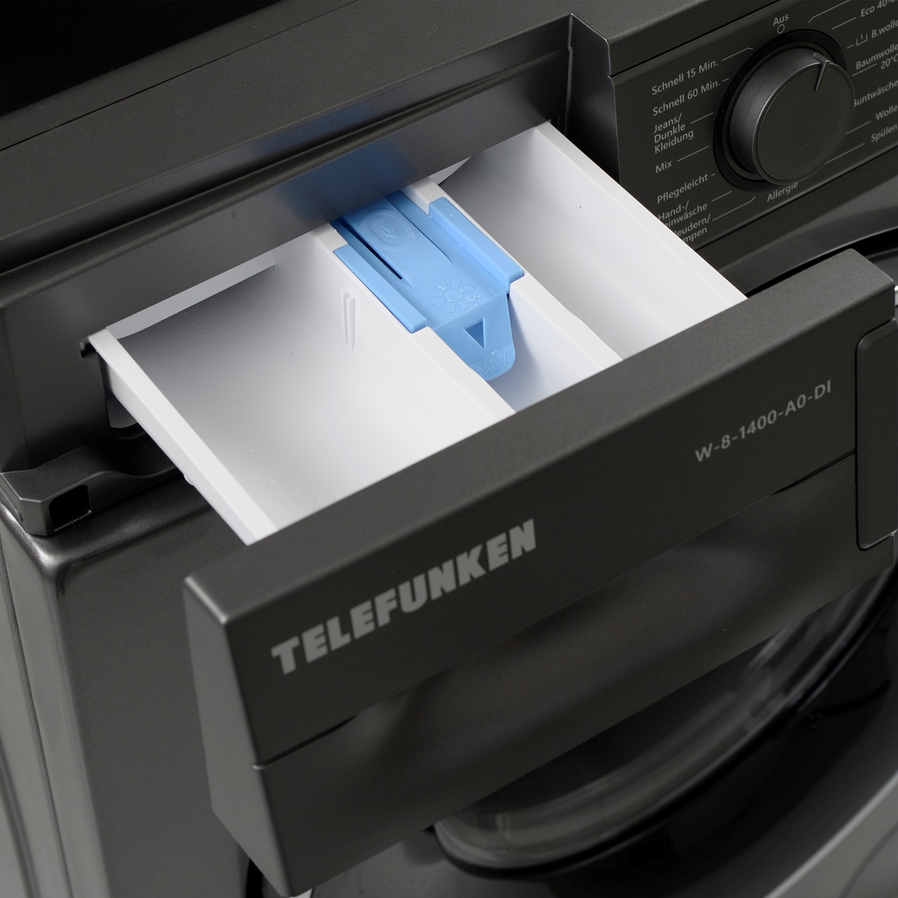 Waschmittel Schublade der Waschmaschine geöffnet, mit blauem Waschmittel. Graue Maschine.