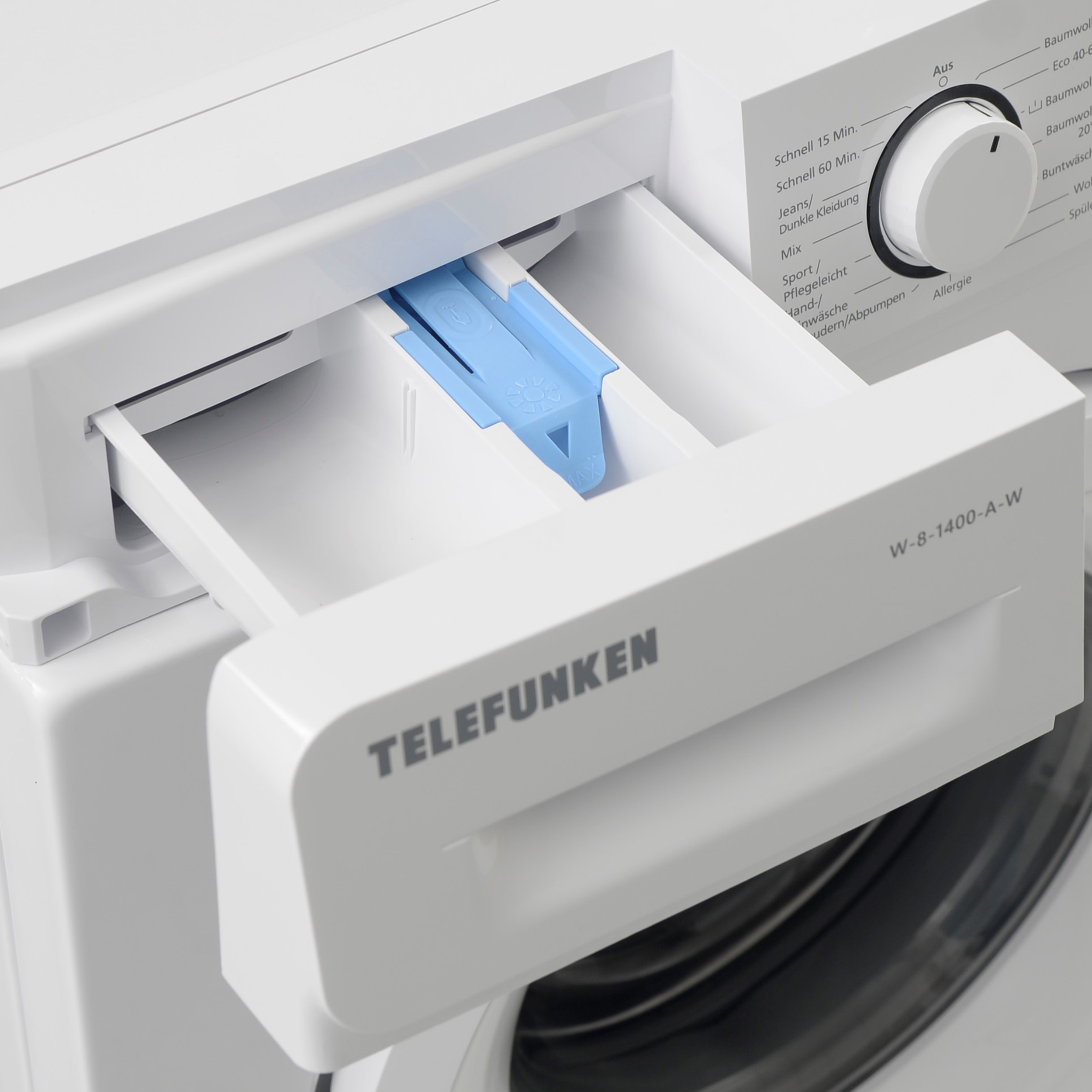 Nahaufnahme der Waschmittelschublade der Telefunken Waschmaschine, geöffnet. Blaues Fach sichtbar.