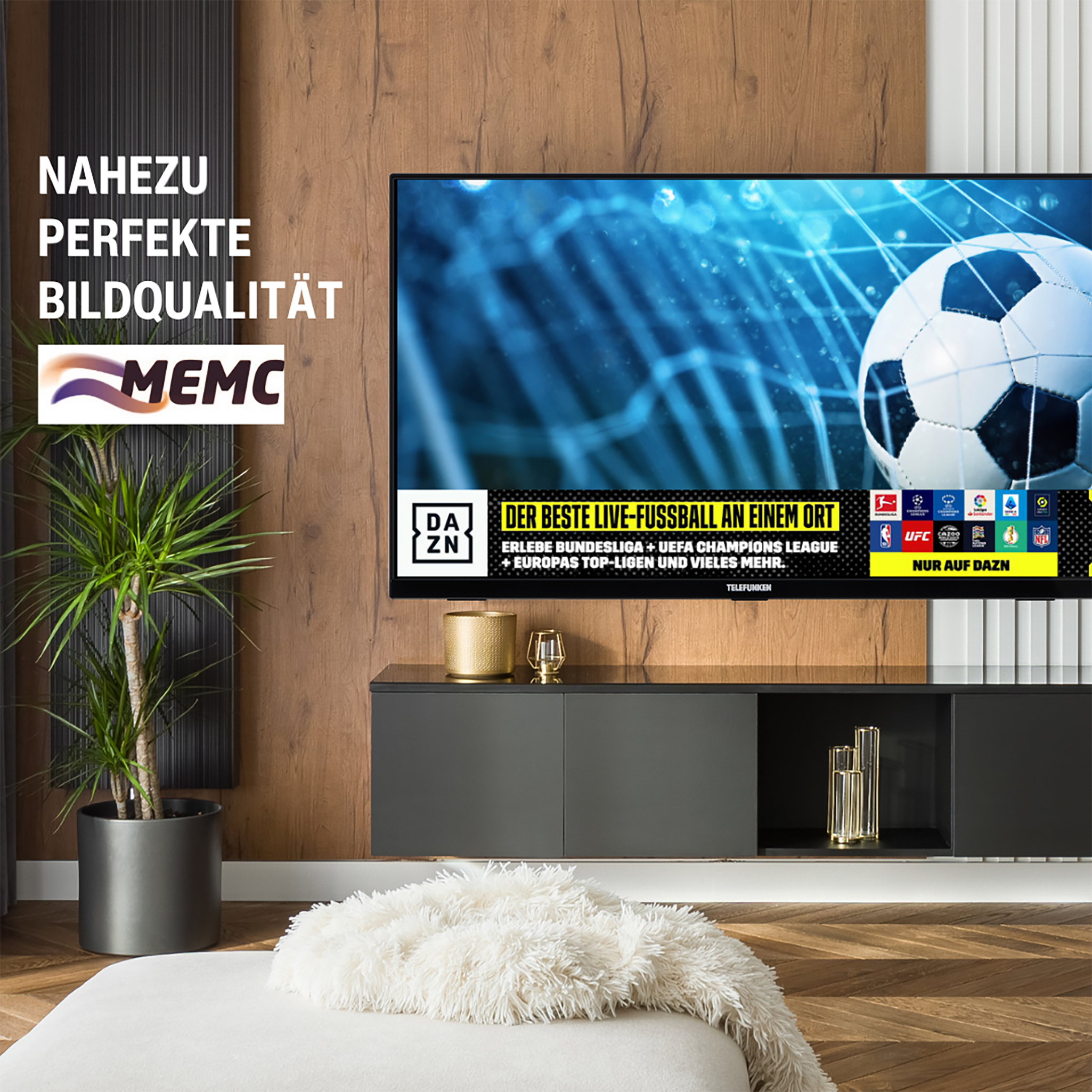 TV mit Fußballspiel, DAZN Logo, MEMC Text, Wohnzimmer-Interieur.