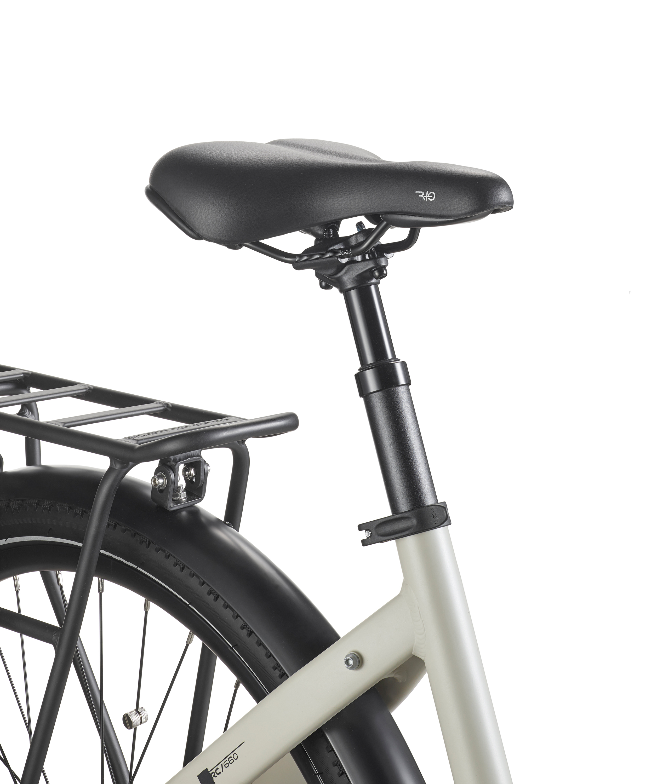 Ein Fahrradsattel und Gepäckträger. Der Sattel ist schwarz, der Fahrradrahmen hellbeige.