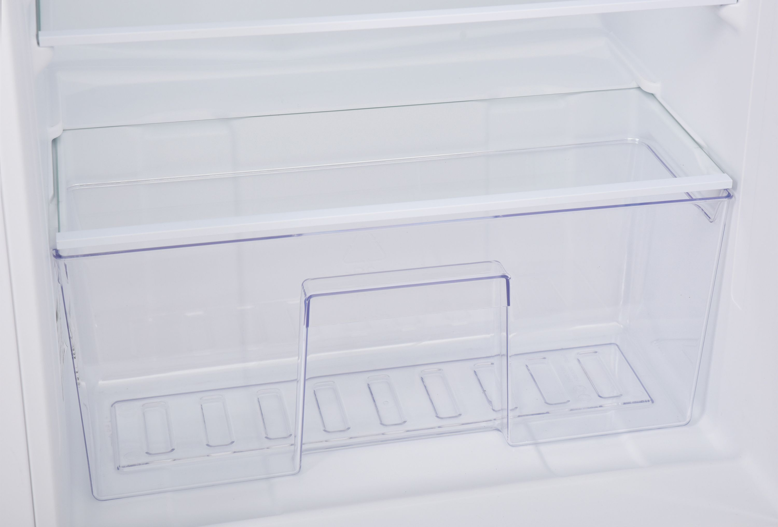 Im Inneren eines Kühlschranks. Eine transparente Aufbewahrungsbox und ein Regal sind sichtbar.
