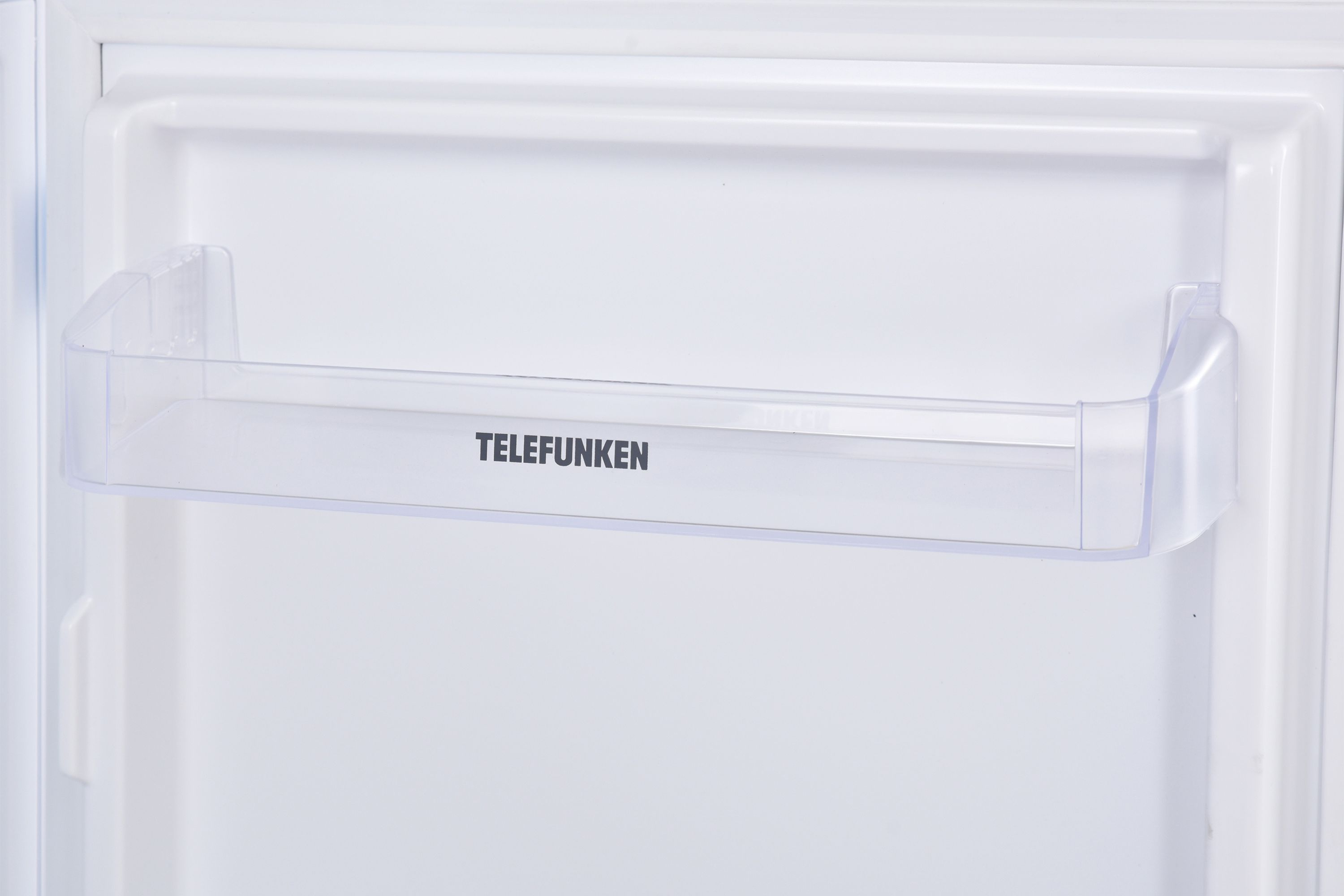 Im Inneren eines Kühlschranks. Ein transparentes Regal mit Telefunken-Logo ist sichtbar.