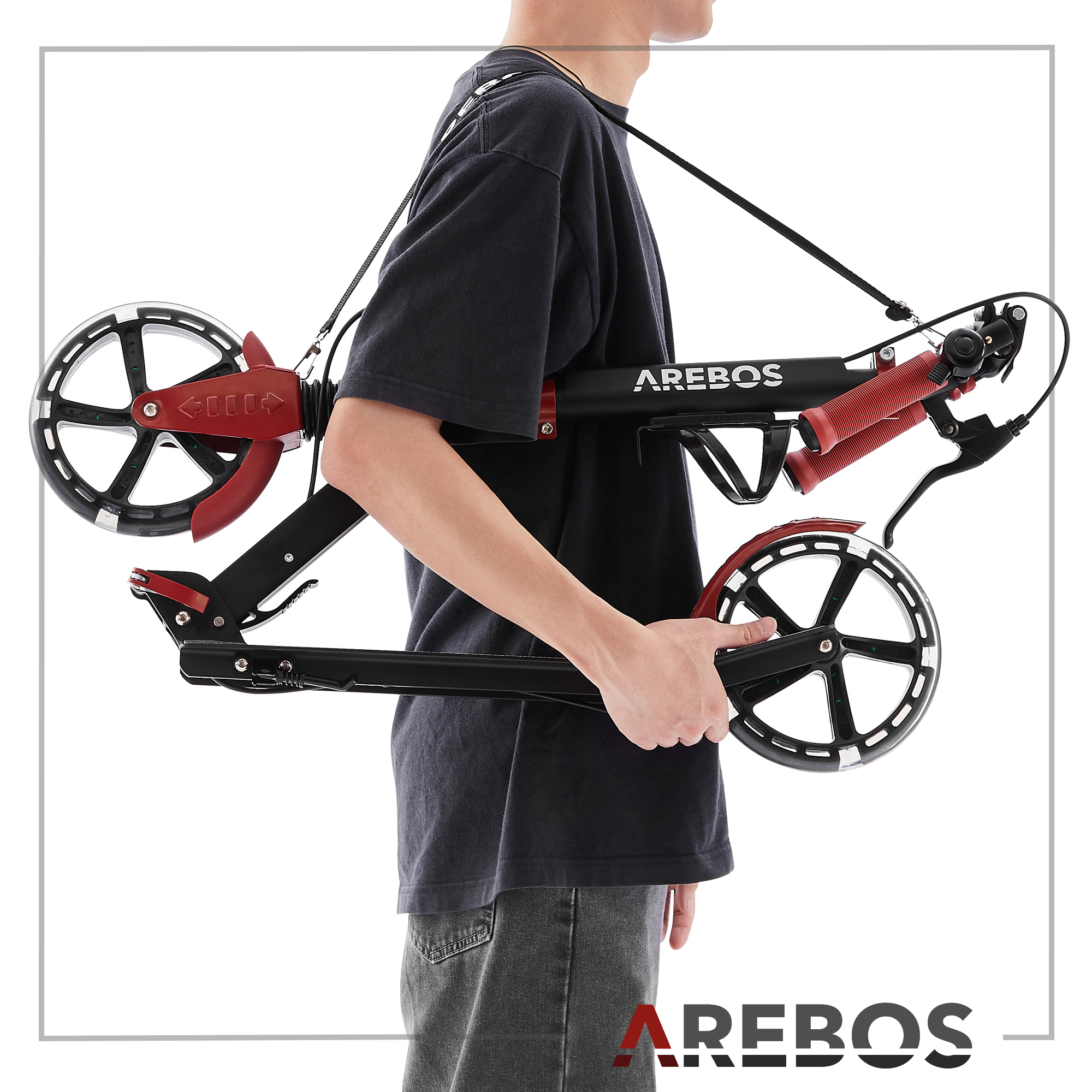 Ein Mann hält einen zusammengeklappten, schwarz-roten Roller mit AREBOS-Logo.