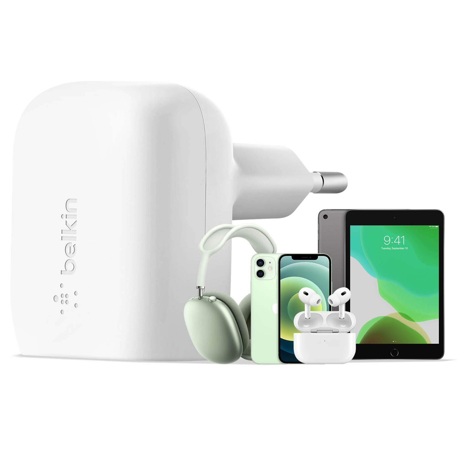 Caricabatterie Belkin bianco con cuffie, iPhone, AirPods e iPad. Sfondo bianco.