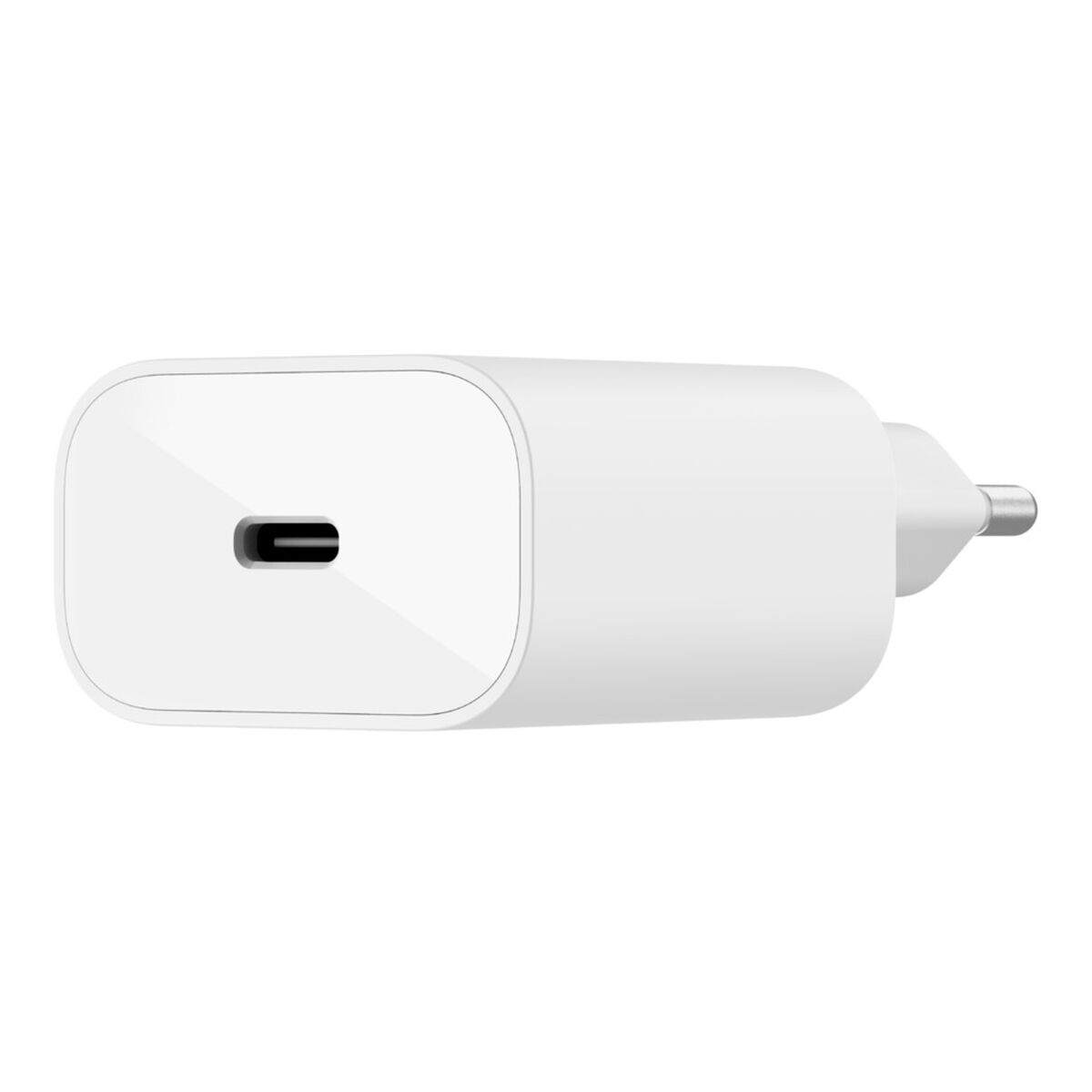 Un caricabatterie bianco con porta USB-C e spina europea. Lo sfondo è bianco.
