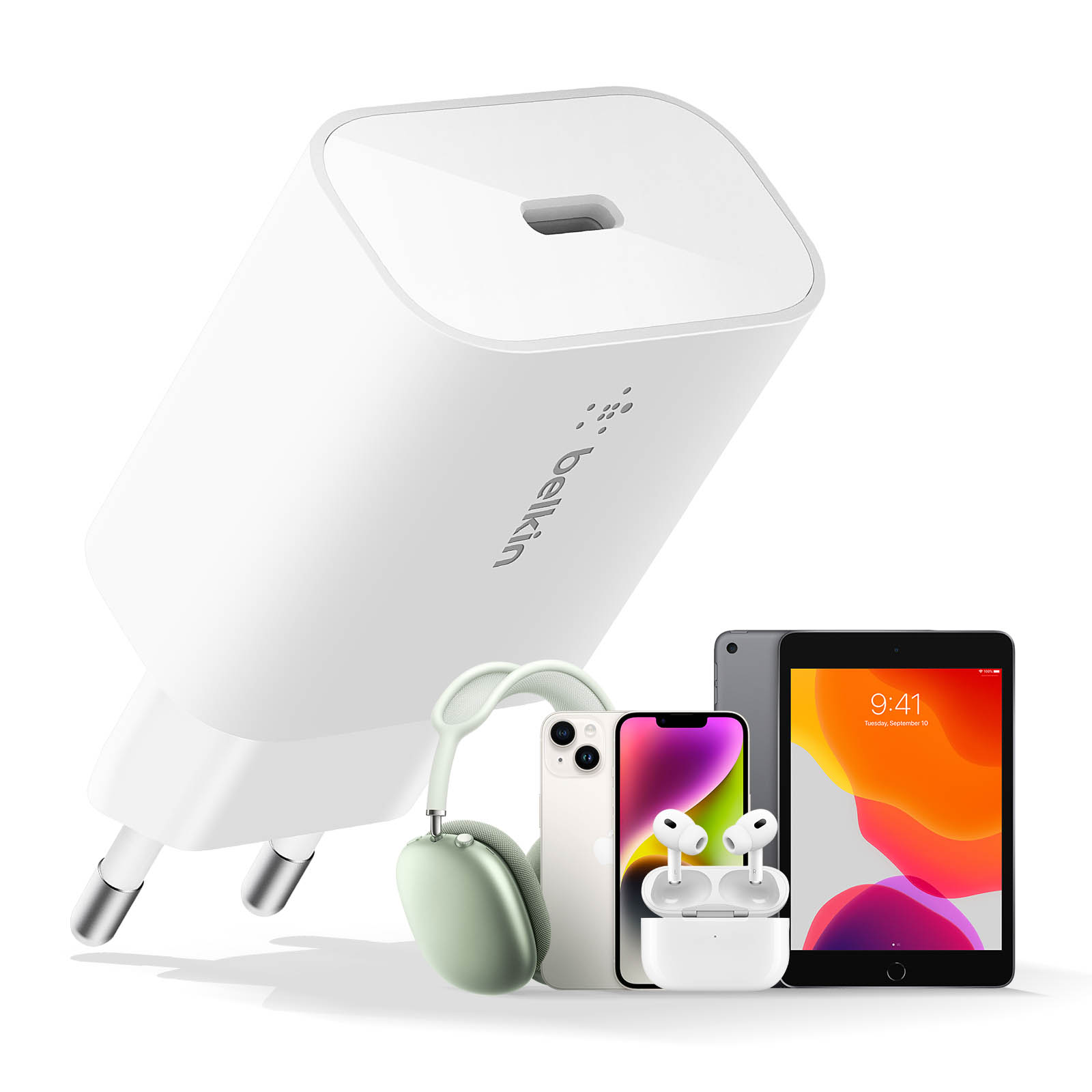 Caricatore Belkin bianco con dispositivi Apple: iPad, iPhone, AirPods e cuffie. Su sfondo bianco.